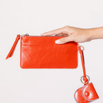Billetera Isabelle Roja de la marca AI-2025-301, accesorios de cuero con múltiples compartimentos y cierre de cremallera.