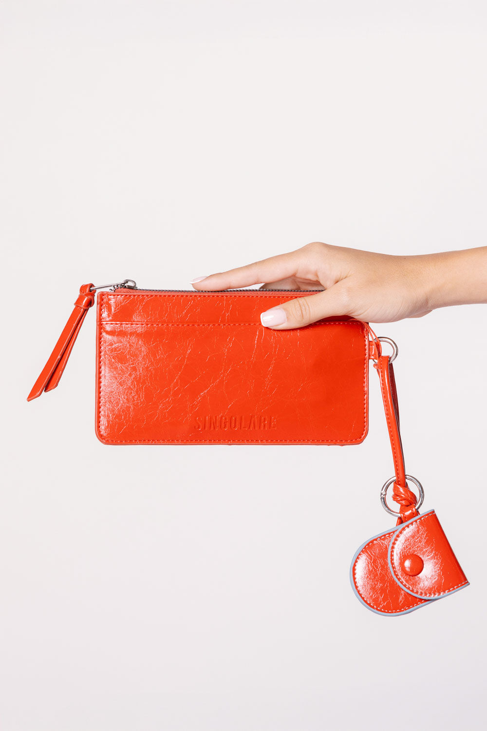 Billetera Isabelle Roja de la marca AI-2025-301, accesorios de cuero con múltiples compartimentos y cierre de cremallera.
