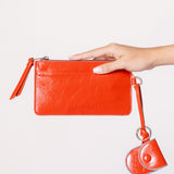 Billetera Isabelle Roja de la marca AI-2025-301, accesorios de cuero con múltiples compartimentos y cierre de cremallera.
