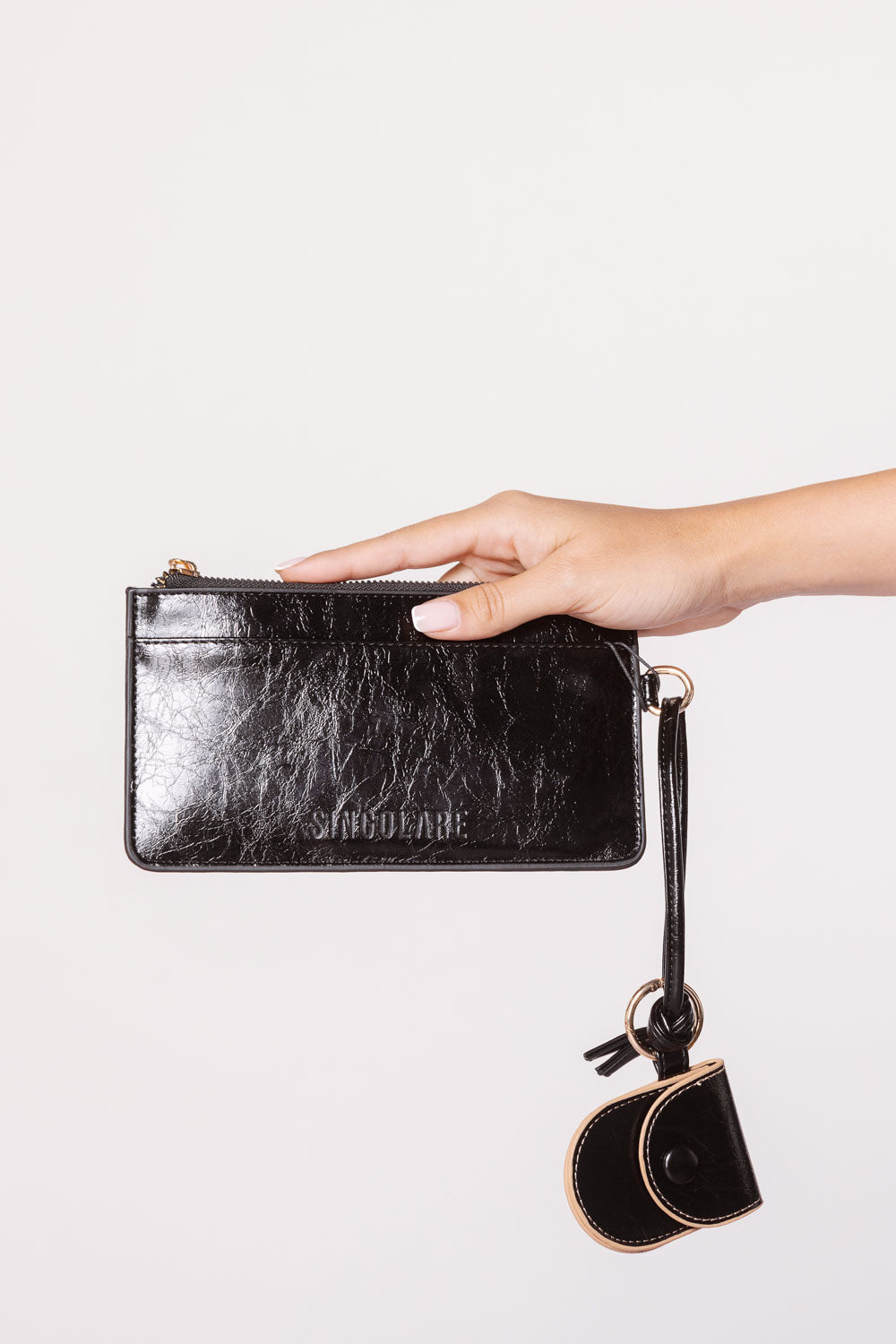 Billetera Isabelle Black de la marca AI-2025-302, accesorios de cuero con compartimentos para tarjetas y monedas.