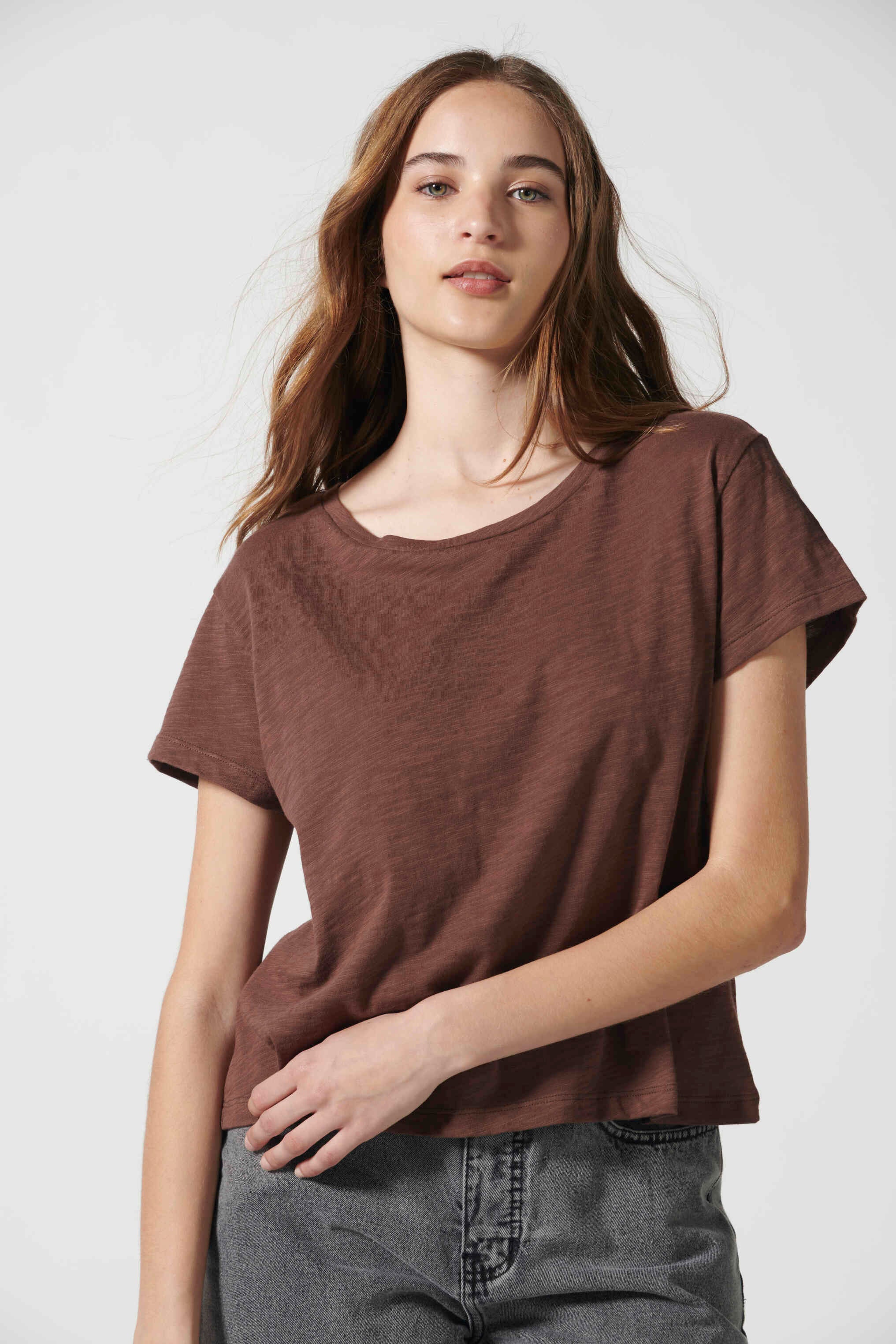 Polera Francesca Chocolate de la marca EV-2026-504, blusa de manga larga y estilo casual en color marrón chocolate.