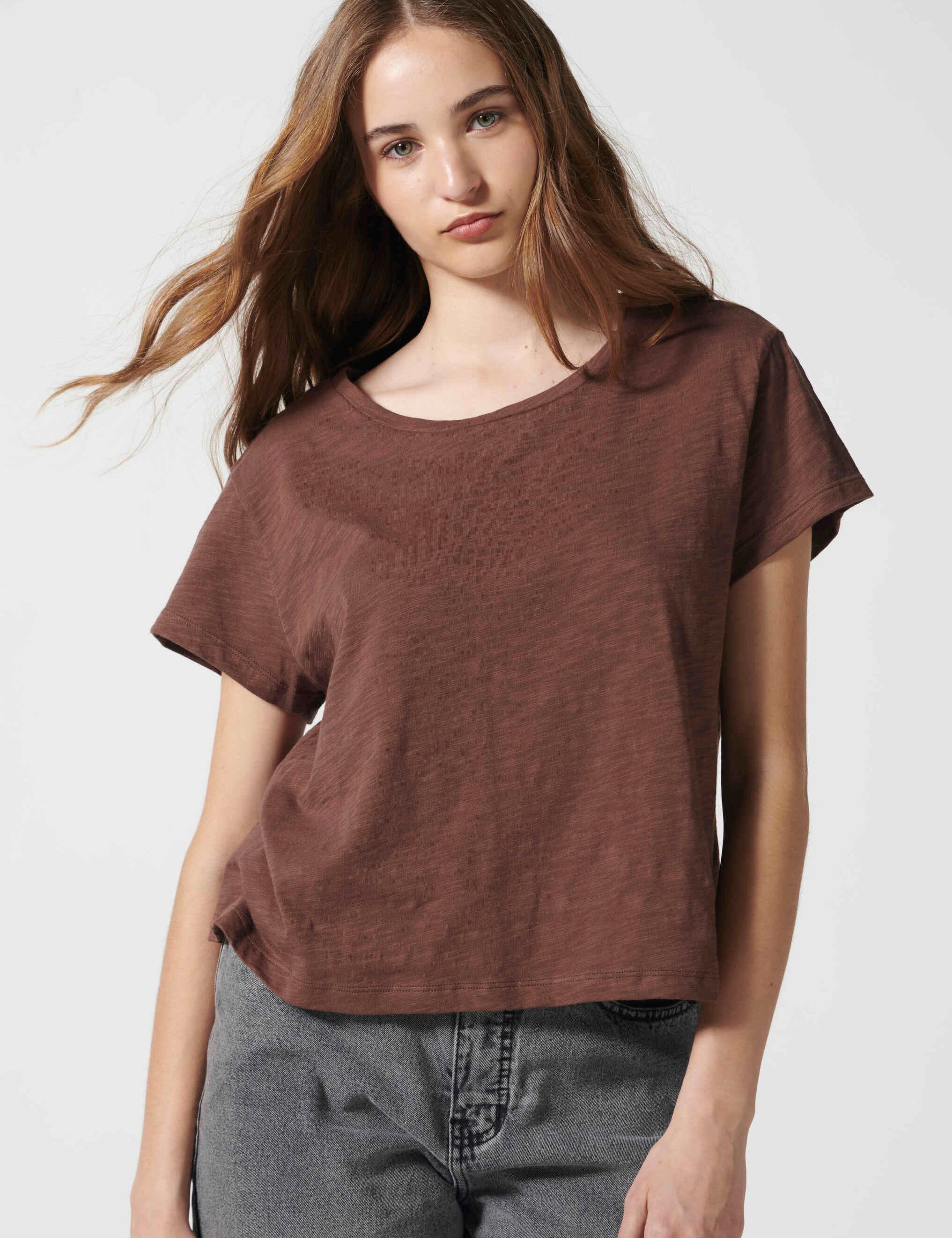 Polera Francesca Chocolate de la marca EV-2026-504, blusa de manga larga en tono chocolate, vista frontal sobre fondo neutro.