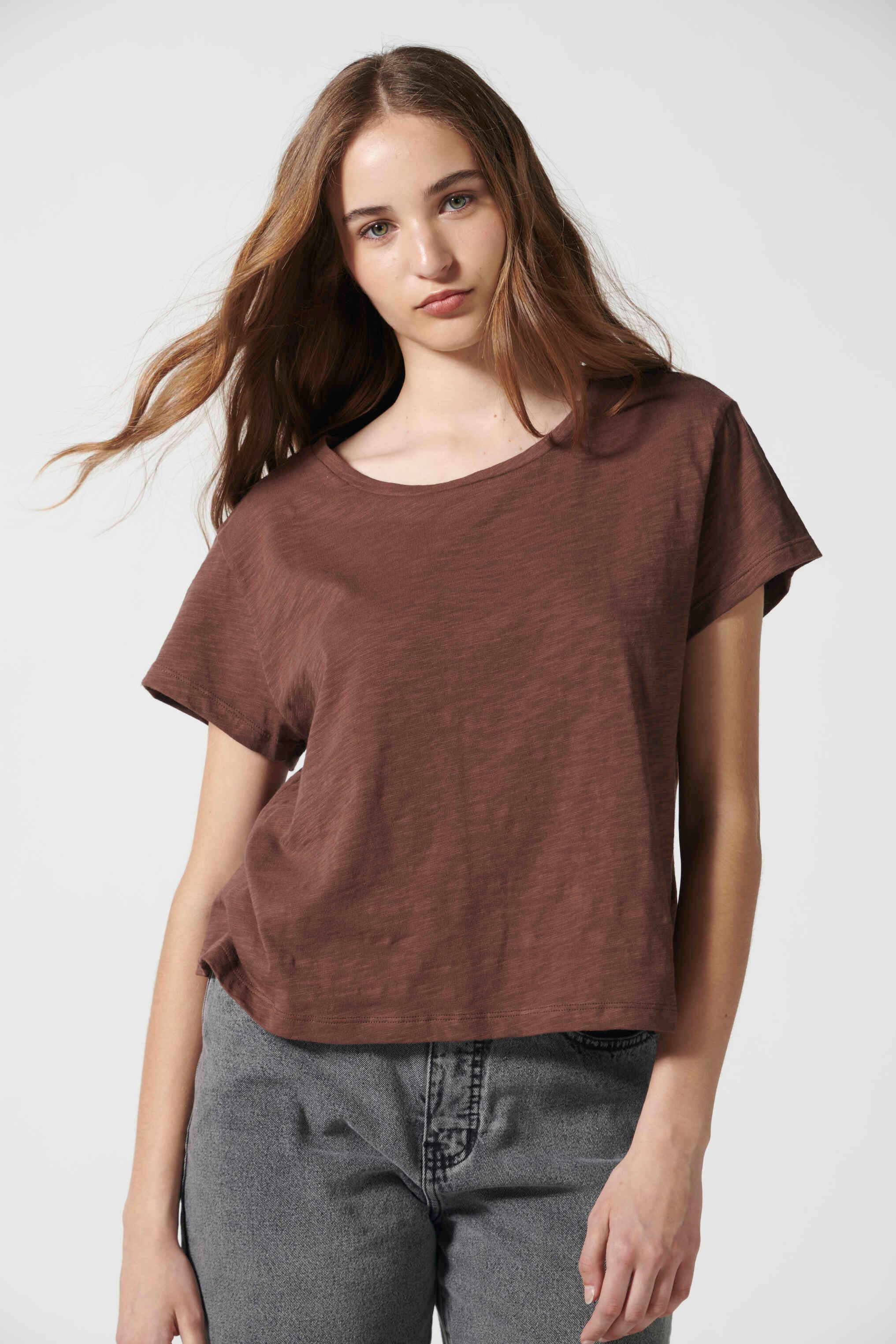 Polera Francesca Chocolate de la marca EV-2026-504, blusa de manga larga en tono chocolate, vista frontal sobre fondo neutro.