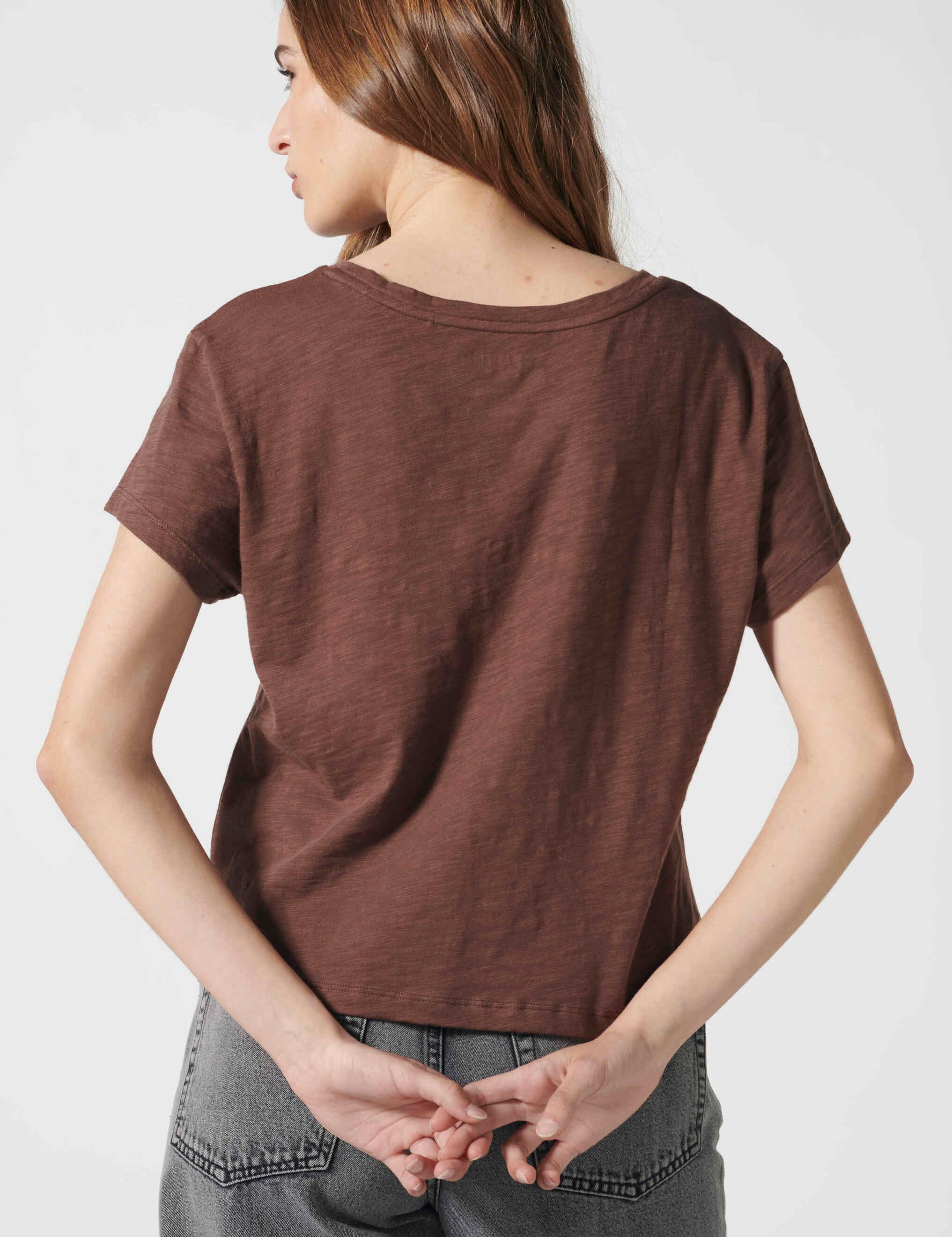 Polera Francesca Chocolate de la marca EV-2026-504, blusa de manga larga en tono marrón chocolate, vista frontal en la imagen.