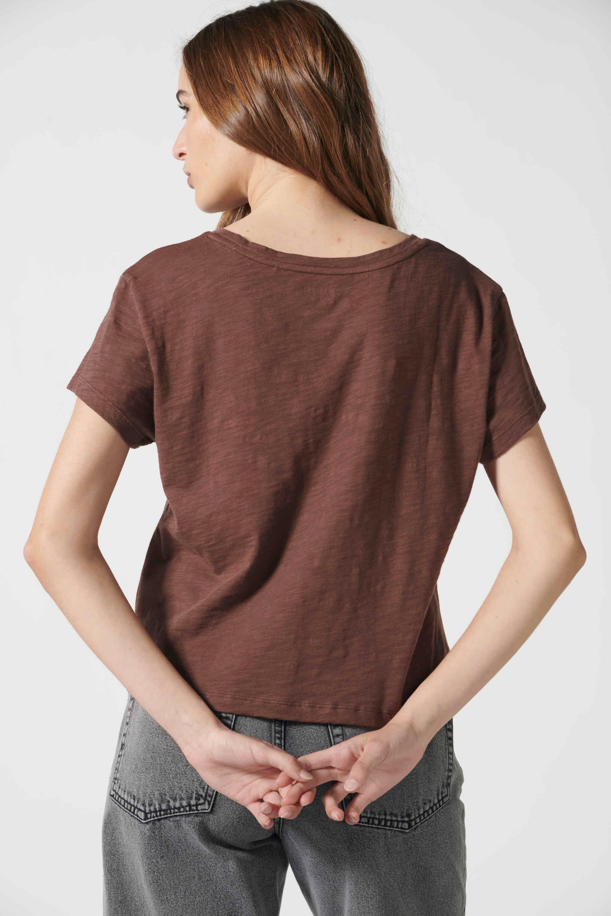 Polera Francesca Chocolate de la marca EV-2026-504, blusa de manga larga en tono marrón chocolate, vista frontal en la imagen.