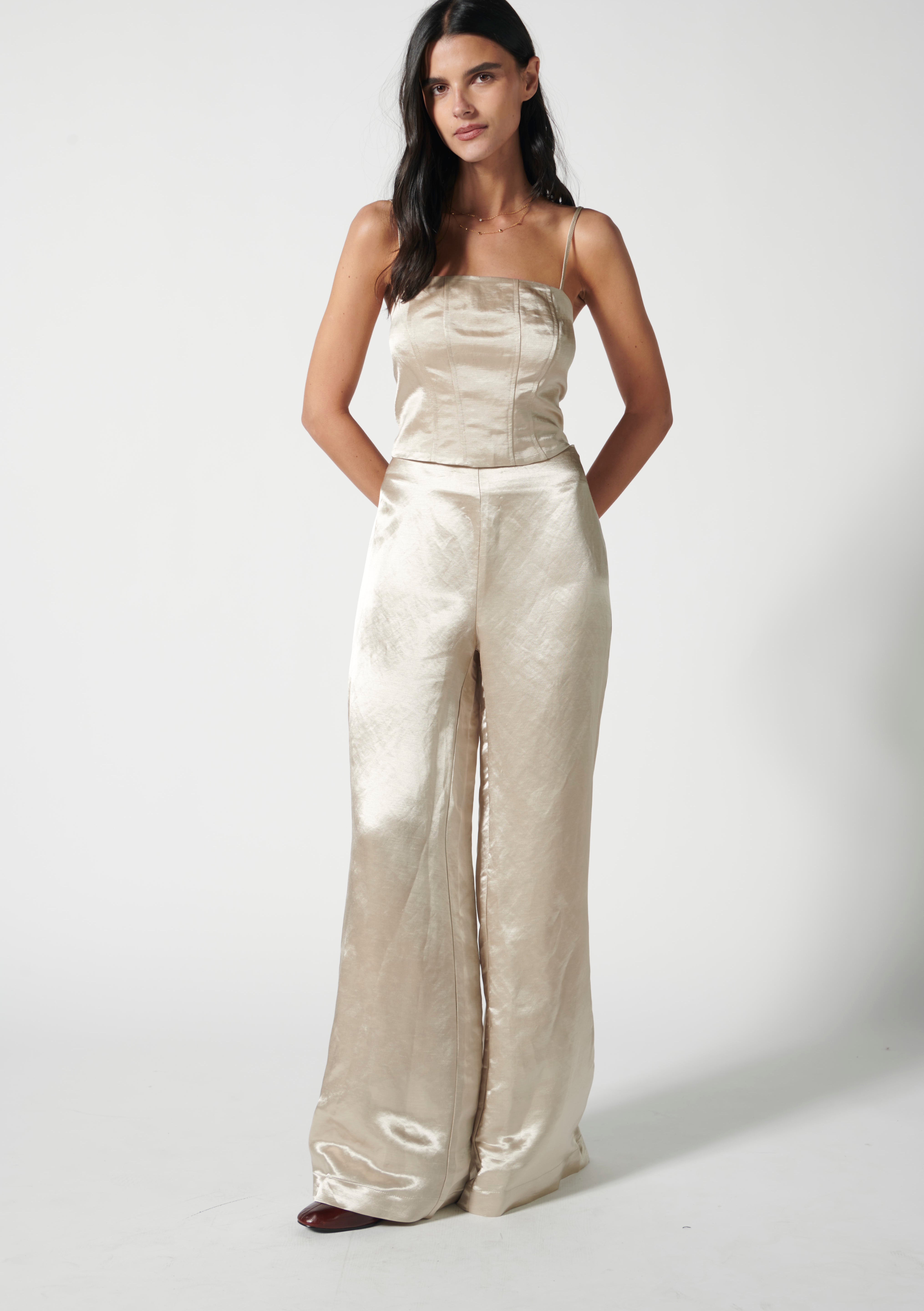 Pantalón Adela de la marca FV-2025-804, pantalones de tela en color neutro, con diseño cómodo y elegante.