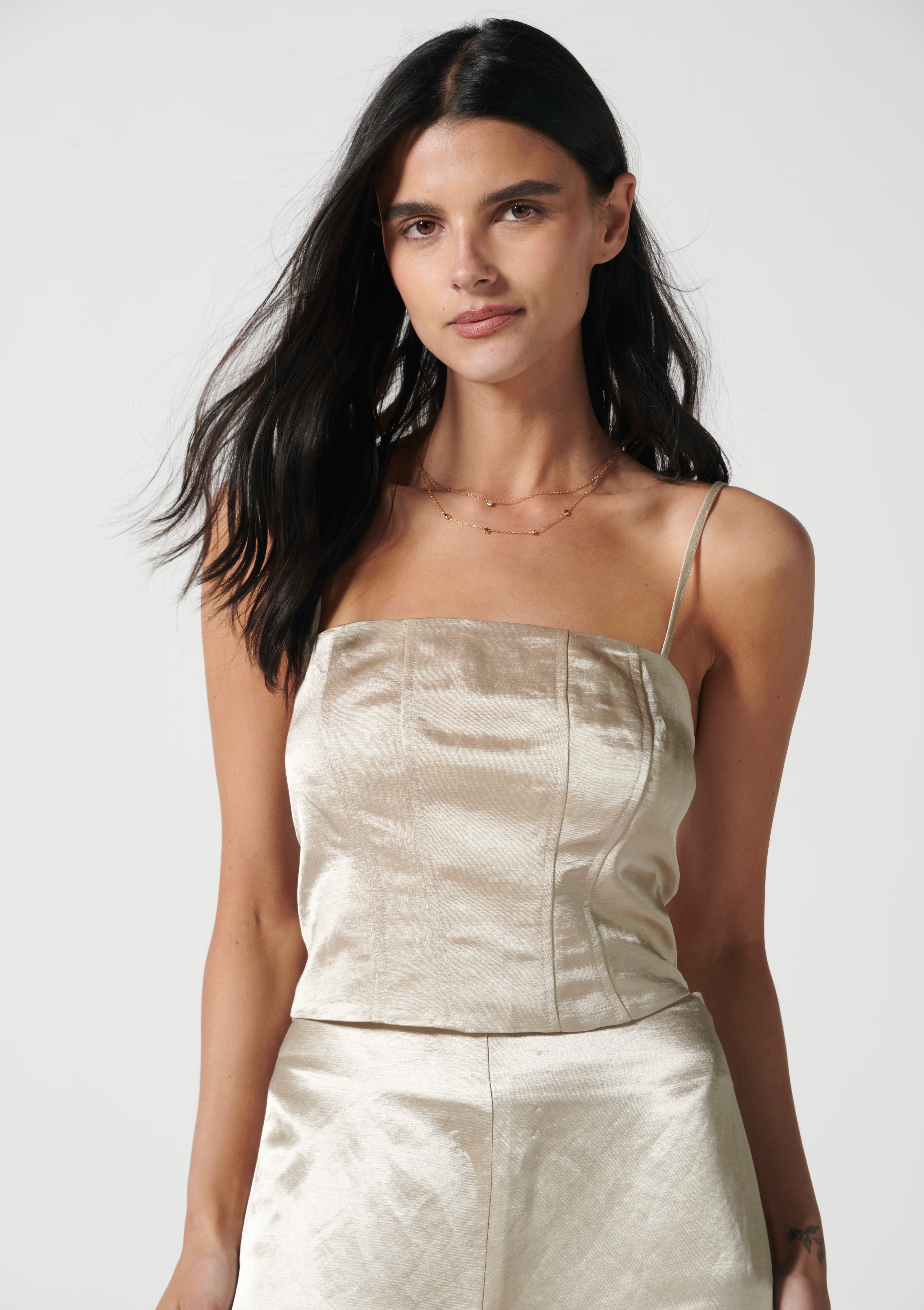 Blusa Kirse de la marca FV-2025-608, estilo casual, en color blanco, con manga larga y cuello redondo.