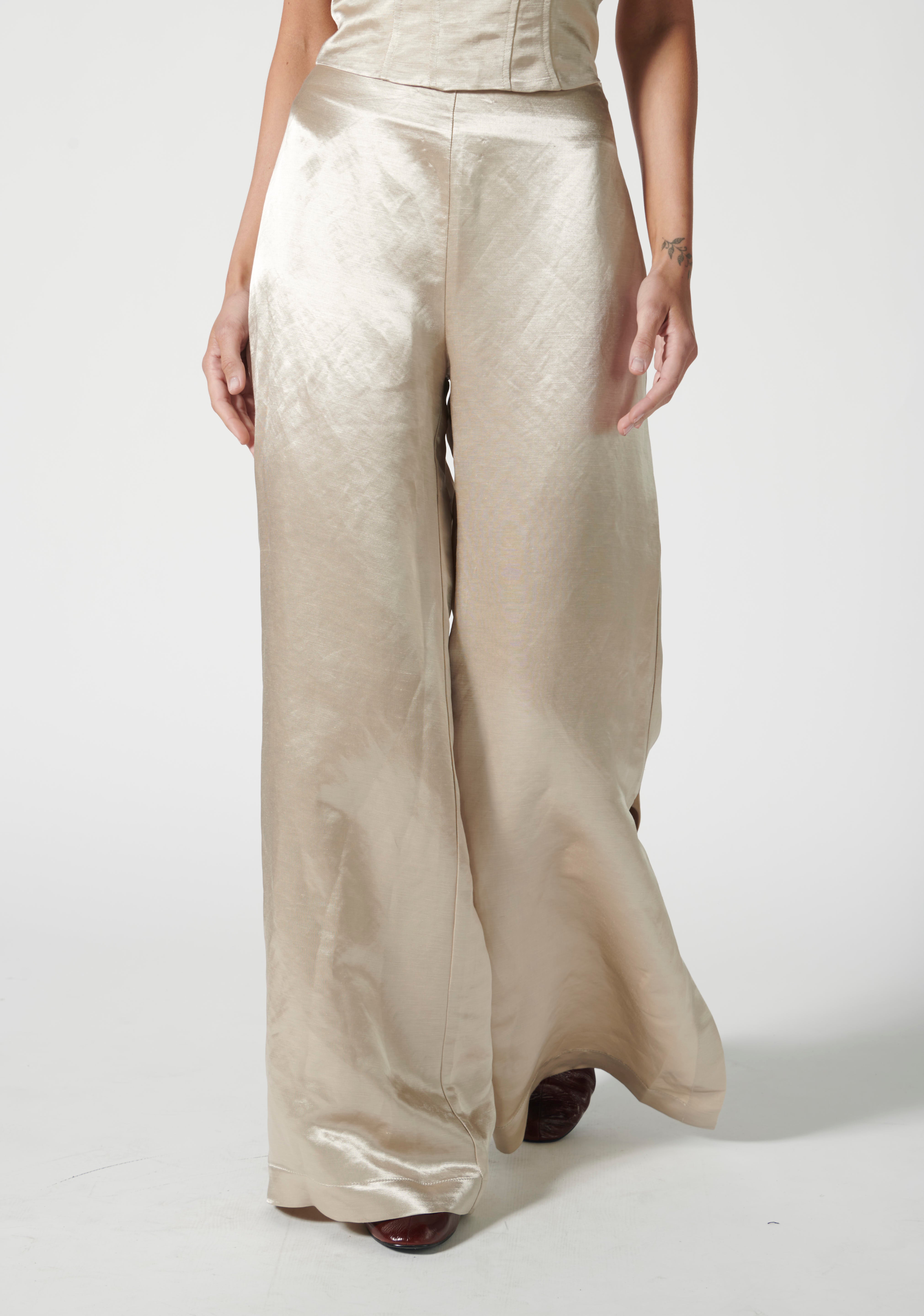 Pantalón Adela de la marca FV-2025-804, pantalones de corte recto en color negro y tela suave, vista frontal.