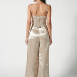 Pantalón Adela de la marca FV-2025-804, pantalones de tela en color oscuro, mostrados colgados en un perchero.