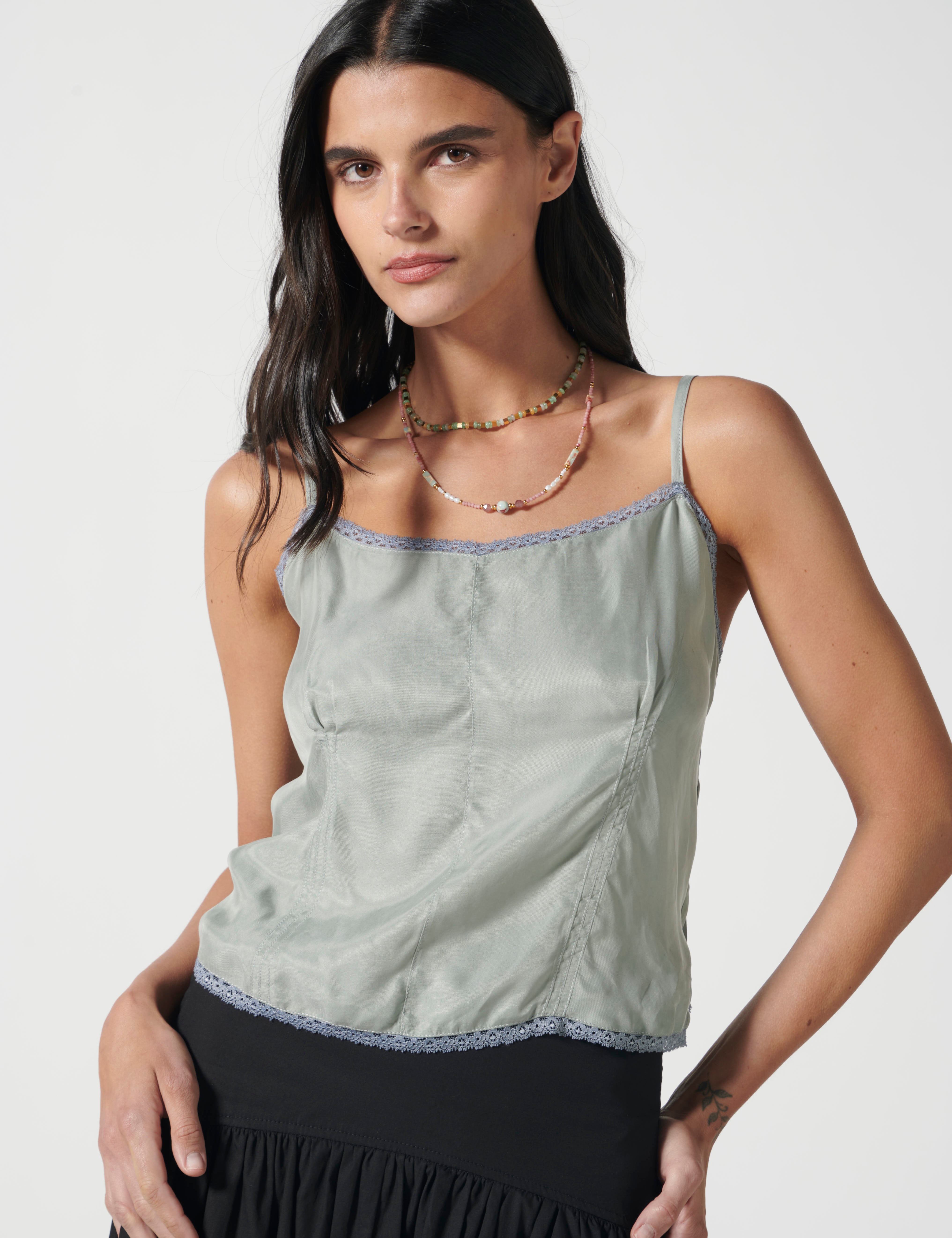 Blusa gris Alof V-2026-622 de la colección de blusas y poleras, vista frontal en color gris y diseño sencillo