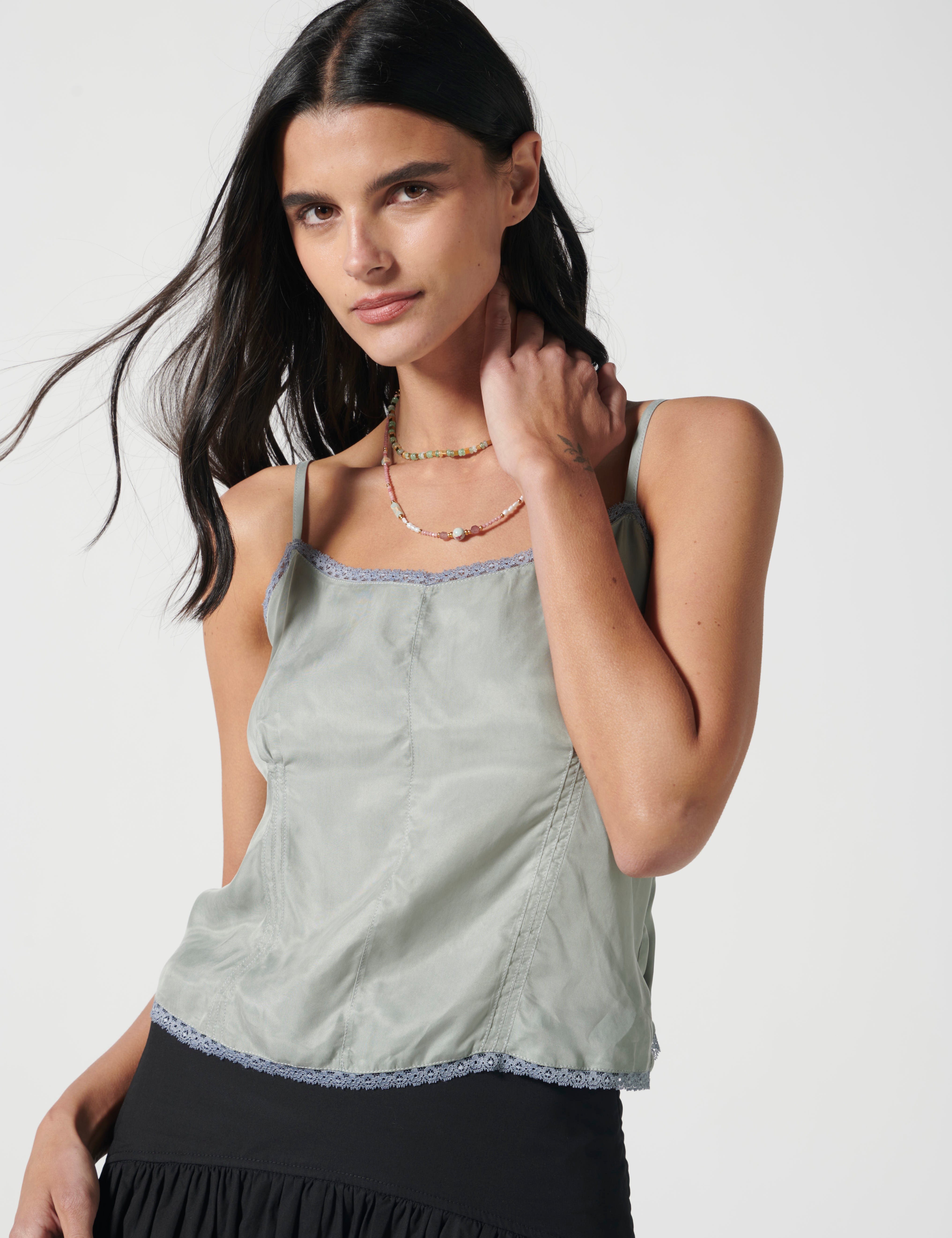 Blusa gris Alof de la marca V-2026-622, estilo casual con cuello redondo y manga larga, en color gris claro.