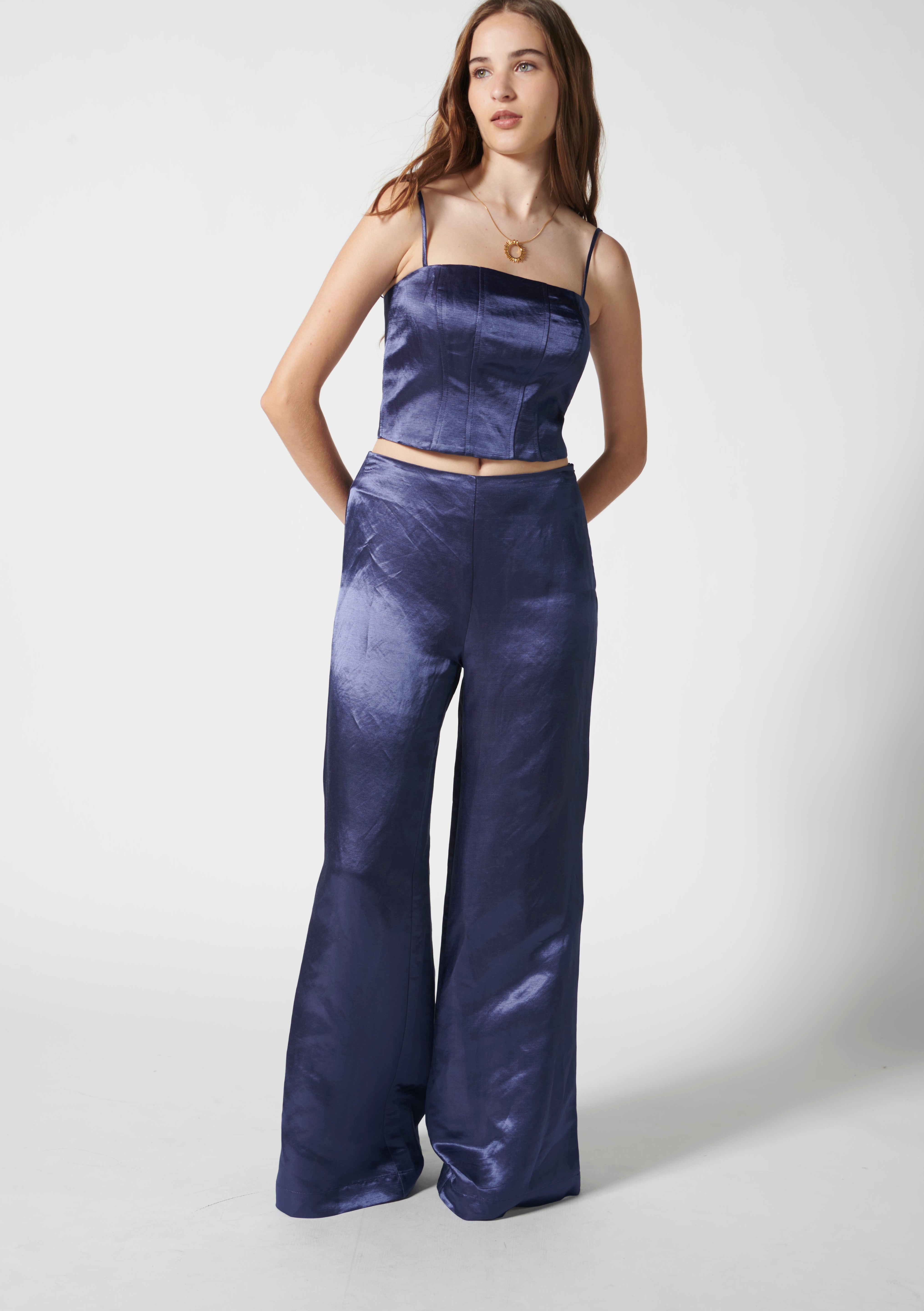 Pantalón Adela de la marca FV-2025-804 en color negro, con diseño ajustado y cintura alta, visible en la imagen.