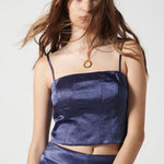 Blusa de manga larga Kirse de la marca FV-2025-608, color blanca, con diseño elegante y detalles en la parte superior.