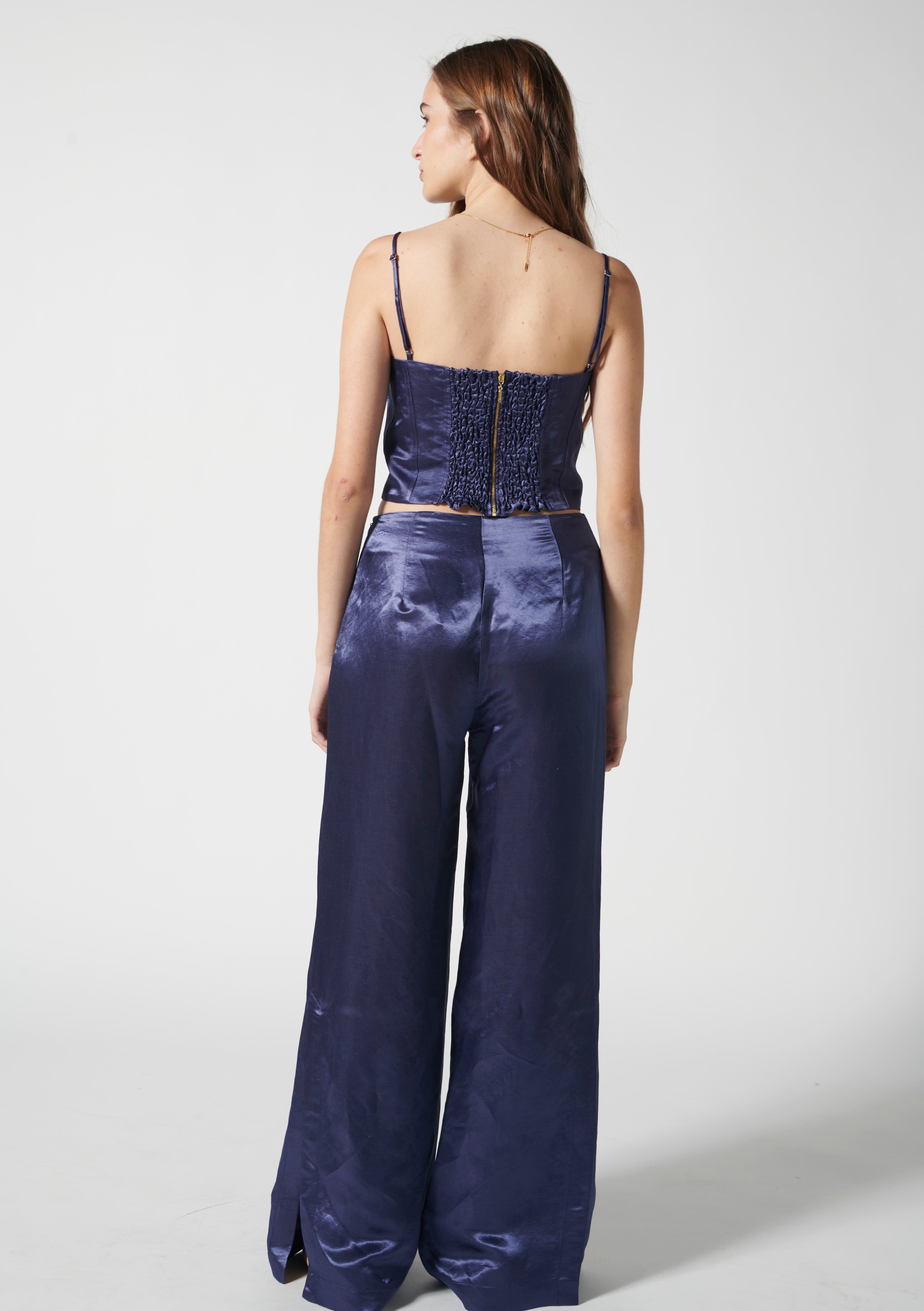 Pantalón Adela de la marca FV-2025-804, pantalones de corte recto en color negro, con bolsillos delanteros.