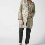 Chaqueta Alba de la marca P-2026-910 en color negro, con cierre frontal y bolsillos laterales, diseñada para protección y estilo.