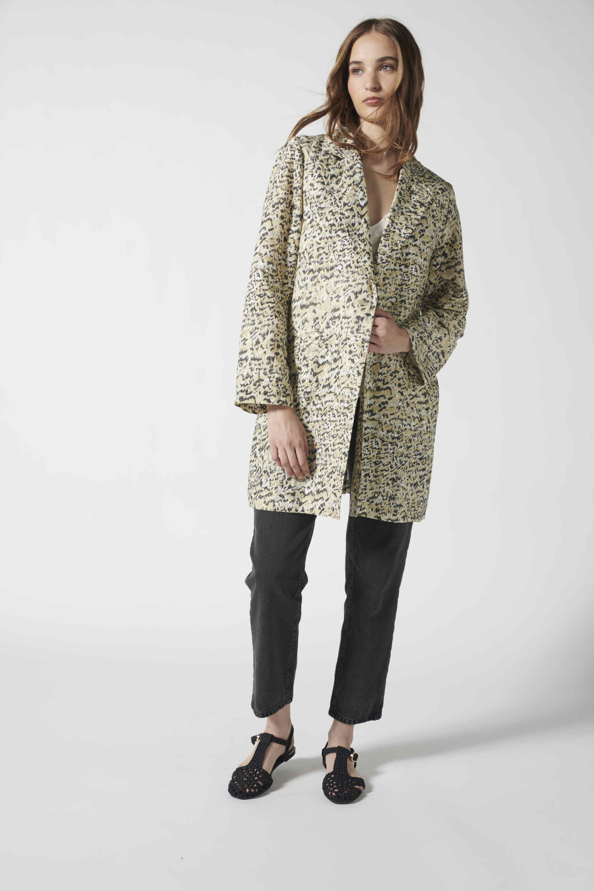 Chaqueta Alba de la marca P-2026-910 en color negro, con cierre frontal y bolsillos laterales, diseñada para protección y estilo.