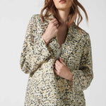 Chaqueta Alba de la marca P-2026-910, en color azul con cierre frontal y bolsillos, diseñada para comodidad y estilo.