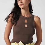 Polera Crysta Chocolate de la marca P-2026-01, blusa de tela suave en tono marrón con detalles elegantes.