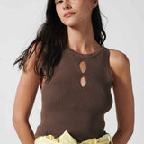 Polera Crysta Chocolate de la marca P-2026-01, blusa de tela suave en tono marrón con detalles elegantes.