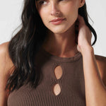 Polera Crysta Chocolate de la marca P-2026-01, blusa de manga larga en color chocolate, con detalles en el frente.