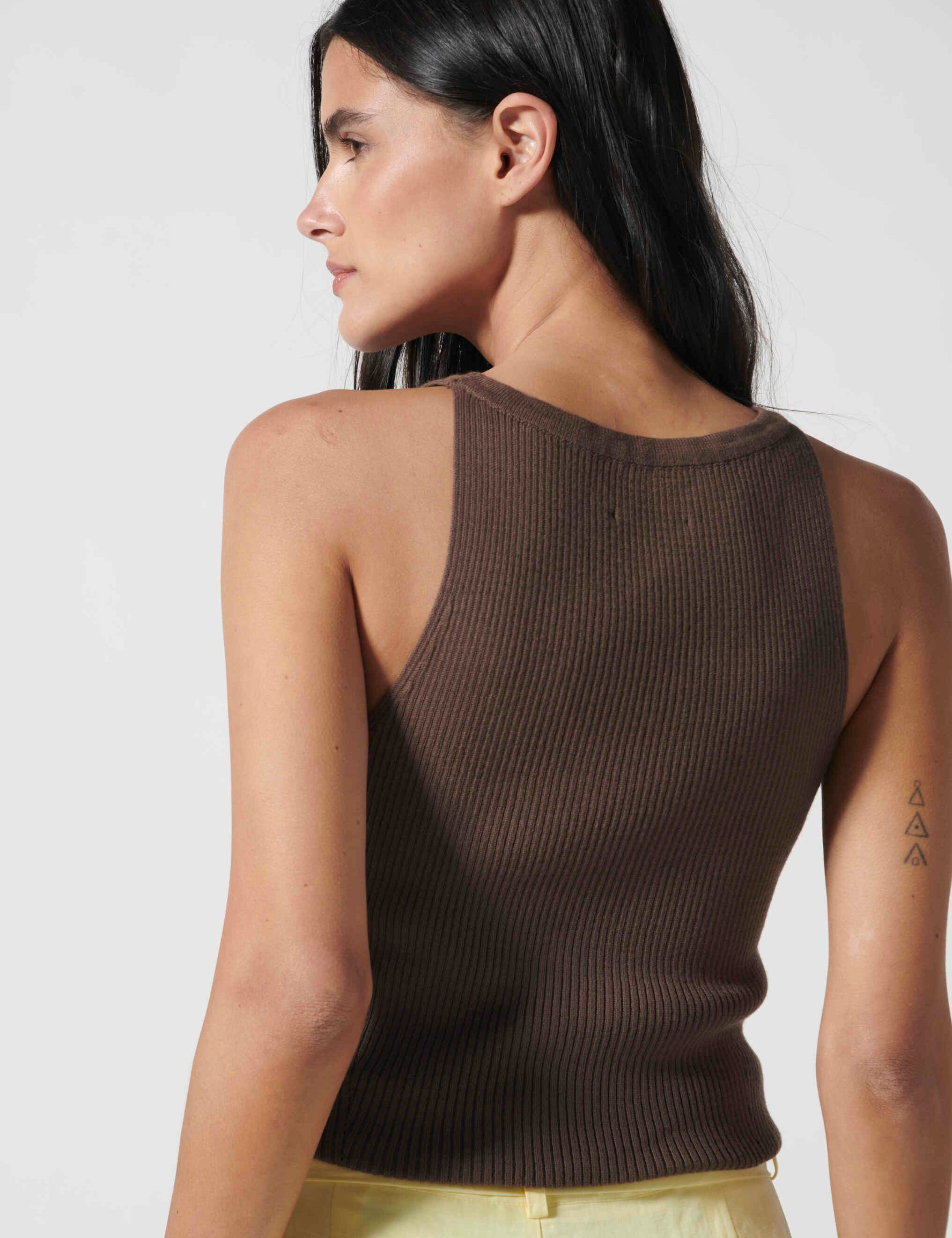 Polera Crysta Chocolate de la marca P-2026-01, blusa de manga larga en color chocolate con diseño moderno.