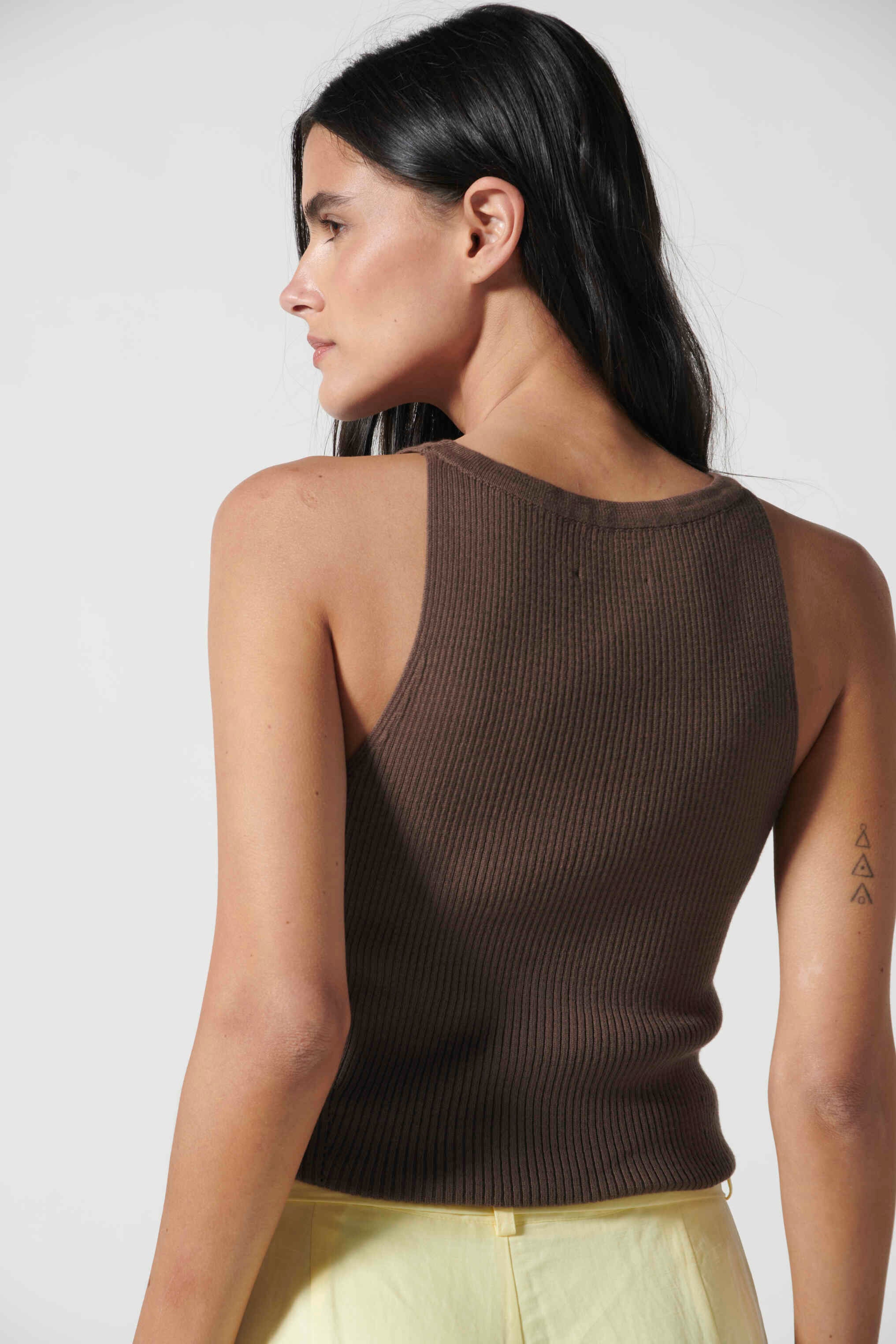 Polera Crysta Chocolate de la marca P-2026-01, blusa de manga larga en color chocolate con diseño moderno.