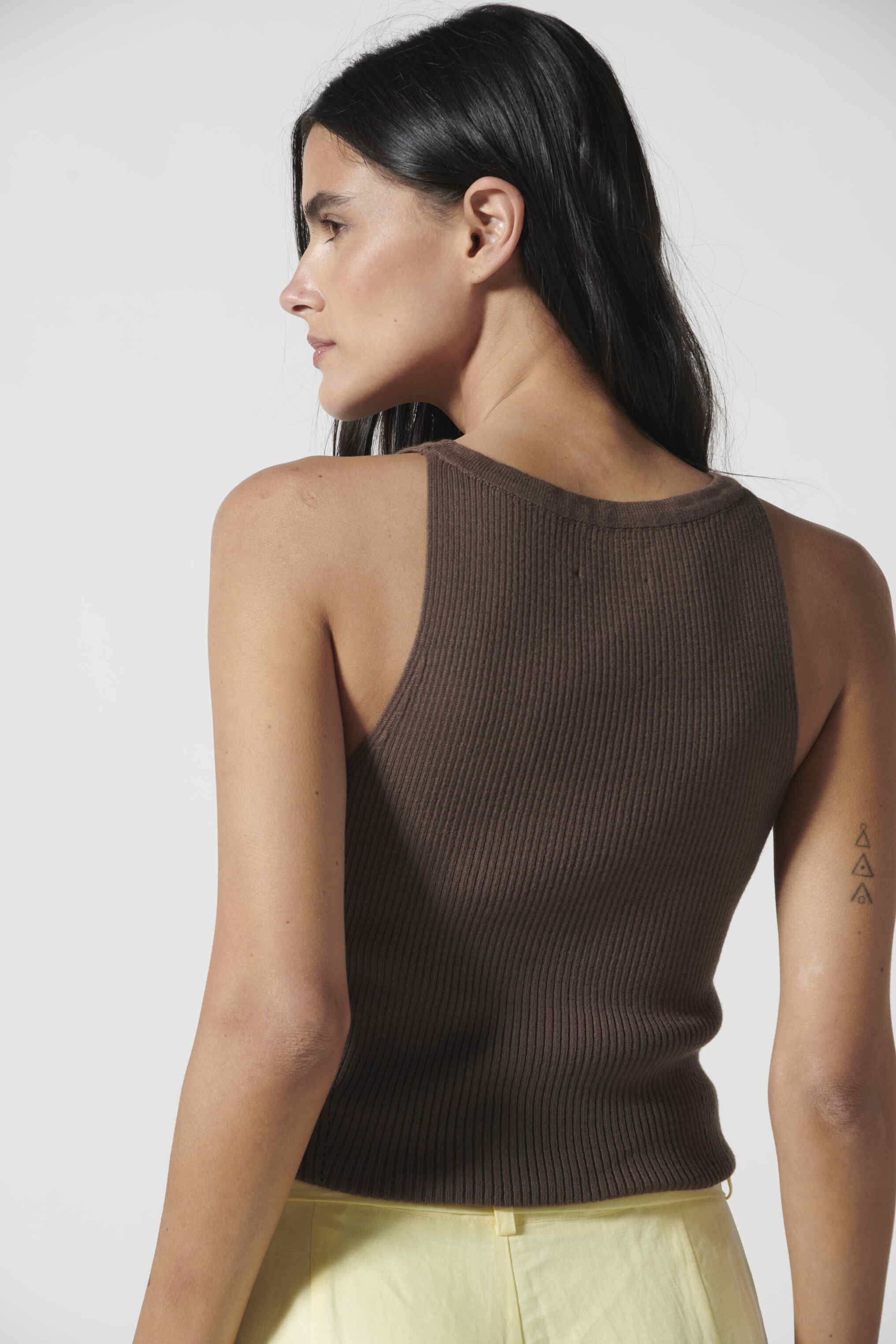 Polera Crysta Chocolate de la marca P-2026-01, blusa de manga larga en color chocolate con diseño moderno.