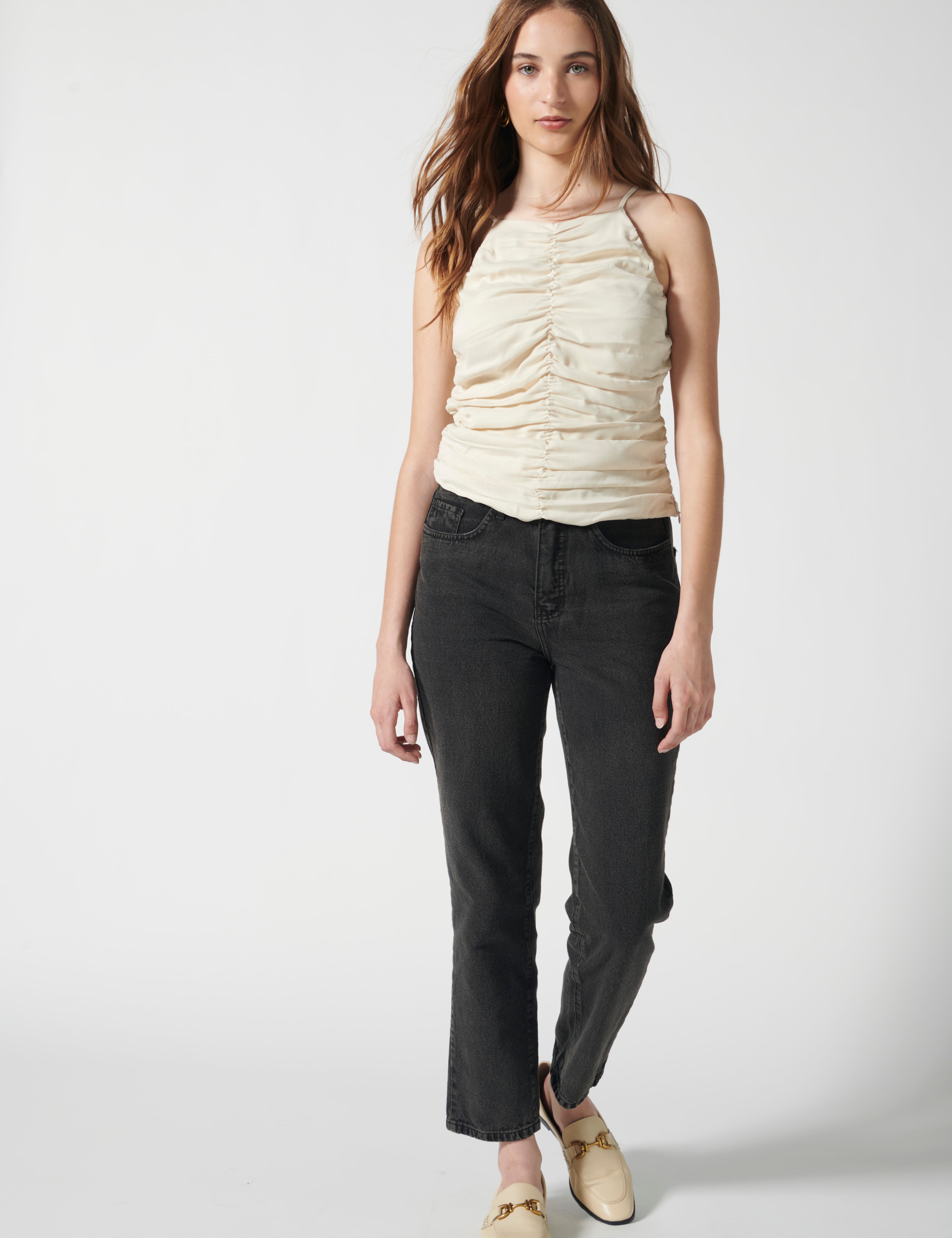 Pantalones jeans ajustados negros de la marca D-2025-803 con detalles en la cintura y bolsillos frontales.