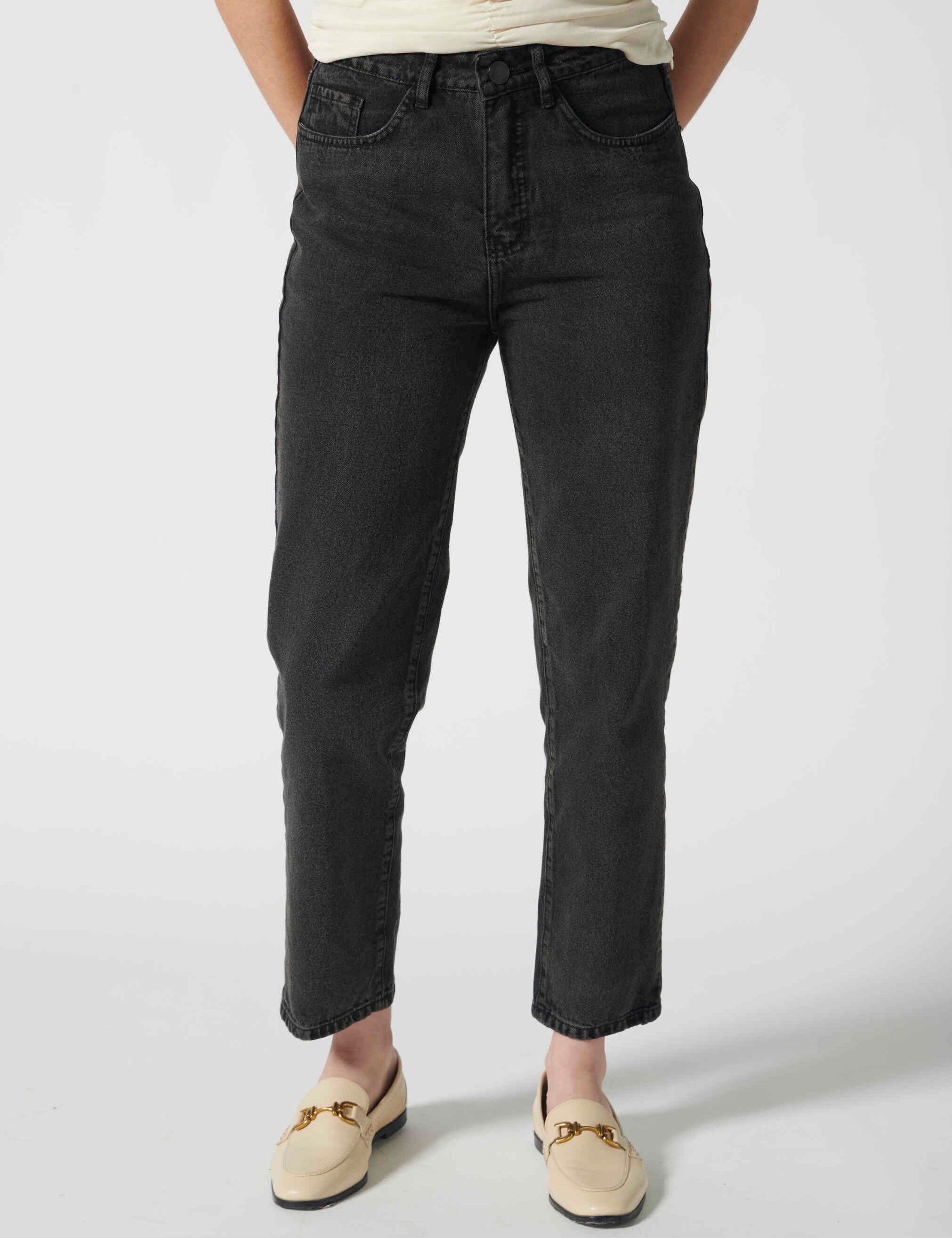 Jeans ajustados negros de la marca D-2025-803, vista frontal mostrando el estilo slim y el diseño clásico.