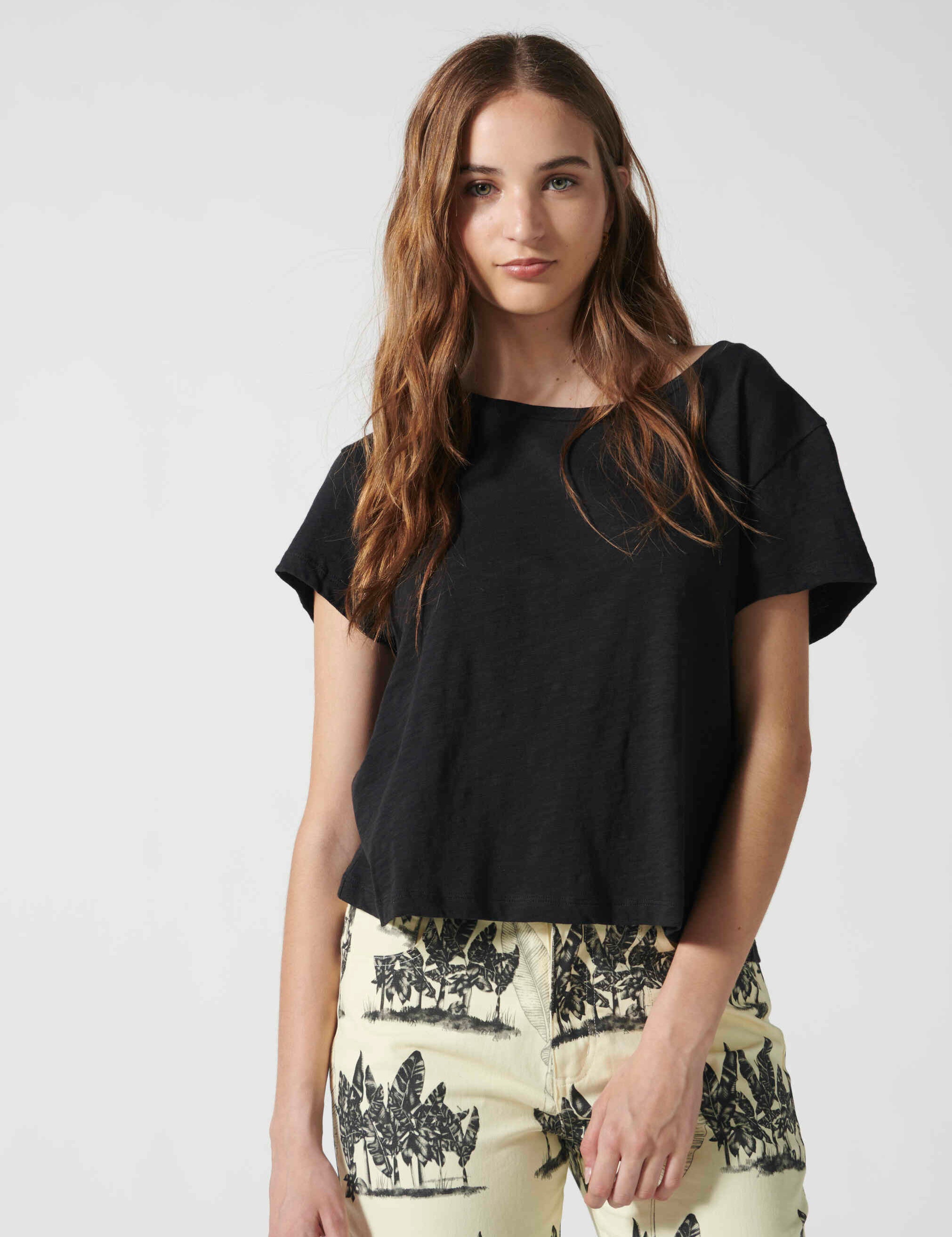 Polera negra Francesca de la marca EV-2026-504, blusa de manga larga con diseño elegante y moderno.