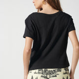 Polera negra Francesca de la marca EV-2026-504, blusa de manga larga y corte ajustado, vista frontal sobre fondo neutro.