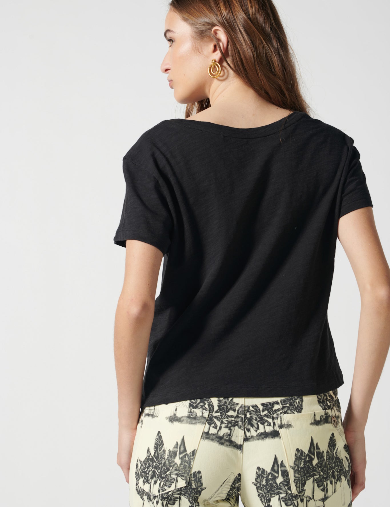 Polera negra Francesca de la marca EV-2026-504, blusa de manga larga y corte ajustado, vista frontal sobre fondo neutro.