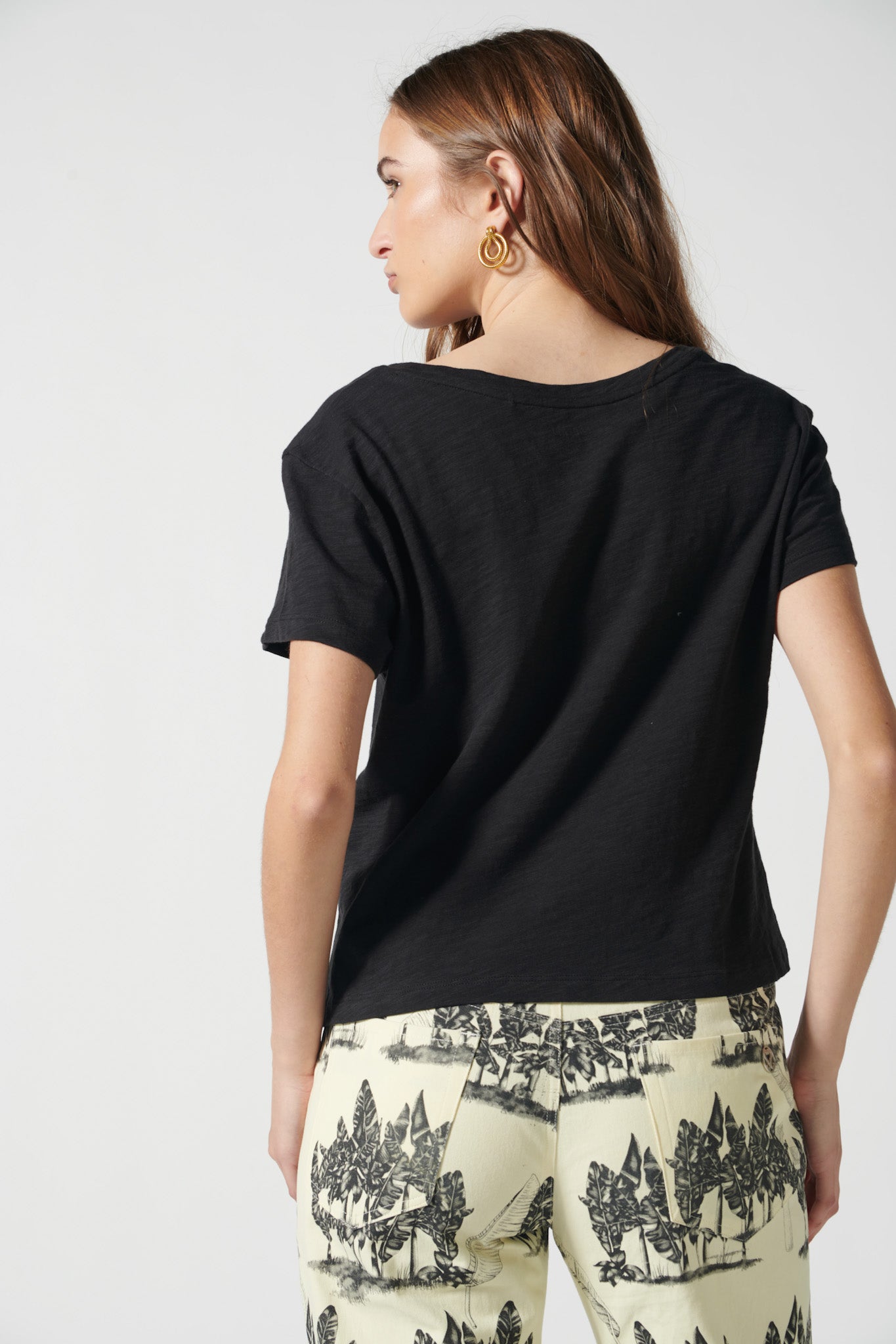 Polera negra Francesca de la marca EV-2026-504, blusa de manga larga y corte ajustado, vista frontal sobre fondo neutro.