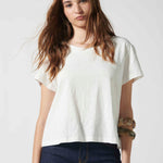 Blusa blanca Francesca de EV-2026-504, estilo casual, con cuello redondo y manga larga, vista frontal en color off white.