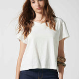 Blusa blanca Francesca de EV-2026-504, estilo casual, con cuello redondo y manga larga, vista frontal en color off white.