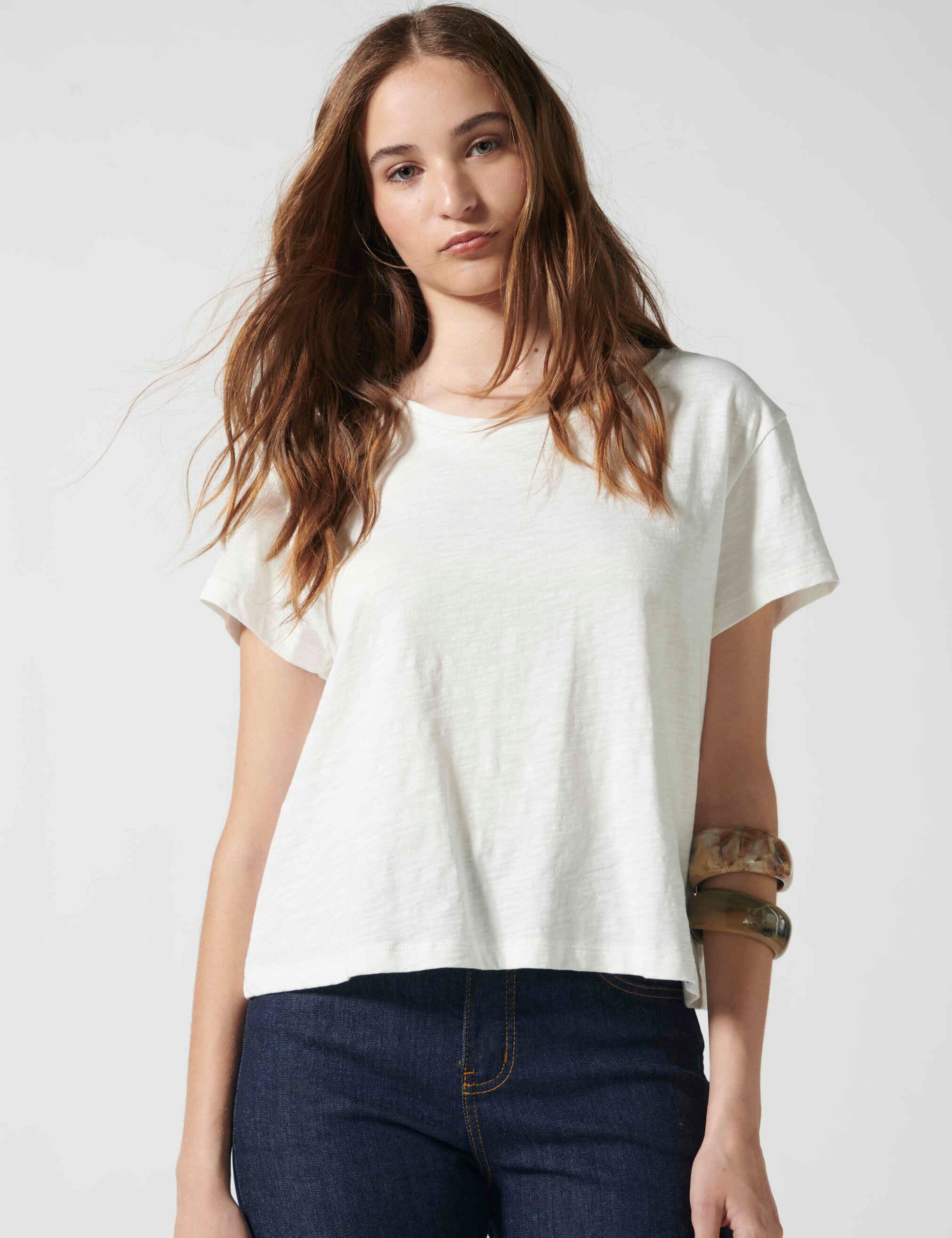 Blusa blanca Francesca de EV-2026-504, estilo casual, con cuello redondo y manga larga, vista frontal en color off white.