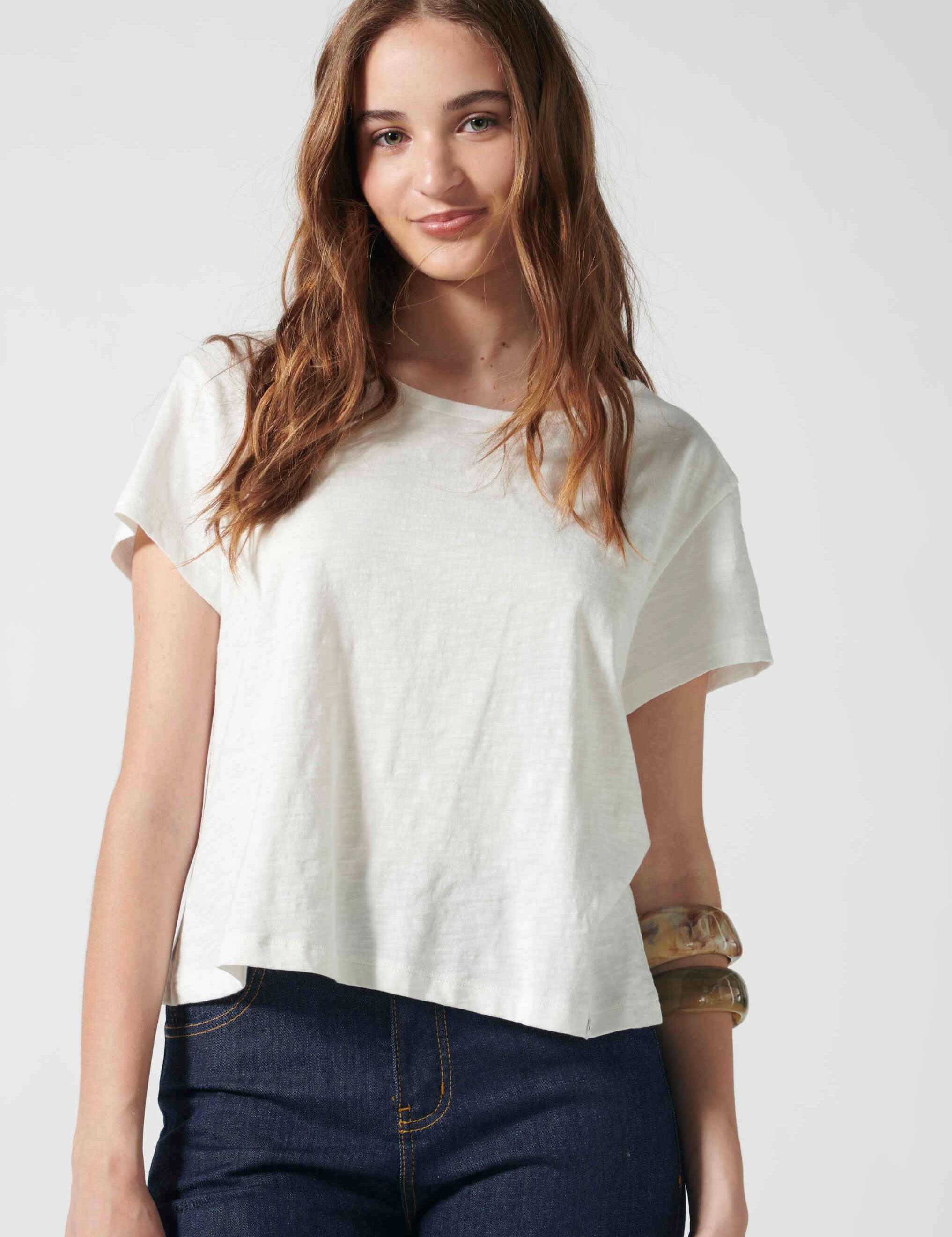 Polera blanca Francesca Off White de la marca EV-2026-504, vista frontal en color blanco y estilo casual.