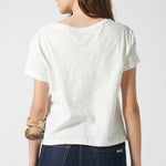 Blusa blanca Francesca de EV-2026-504, estilo casual con cuello redondo y manga larga, en tela ligera y cómoda.