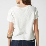 Blusa blanca Francesca de EV-2026-504, estilo casual con cuello redondo y manga larga, en tela ligera y cómoda.