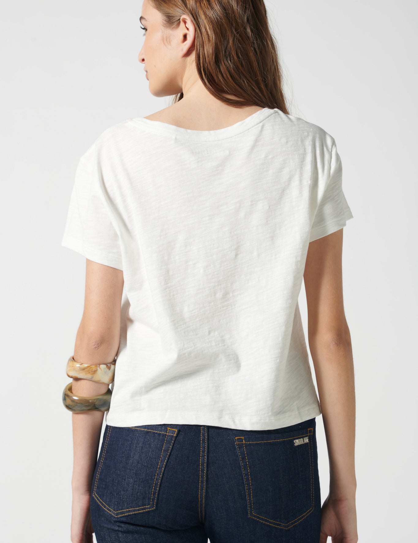Blusa blanca Francesca de EV-2026-504, estilo casual con cuello redondo y manga larga, en tela ligera y cómoda.