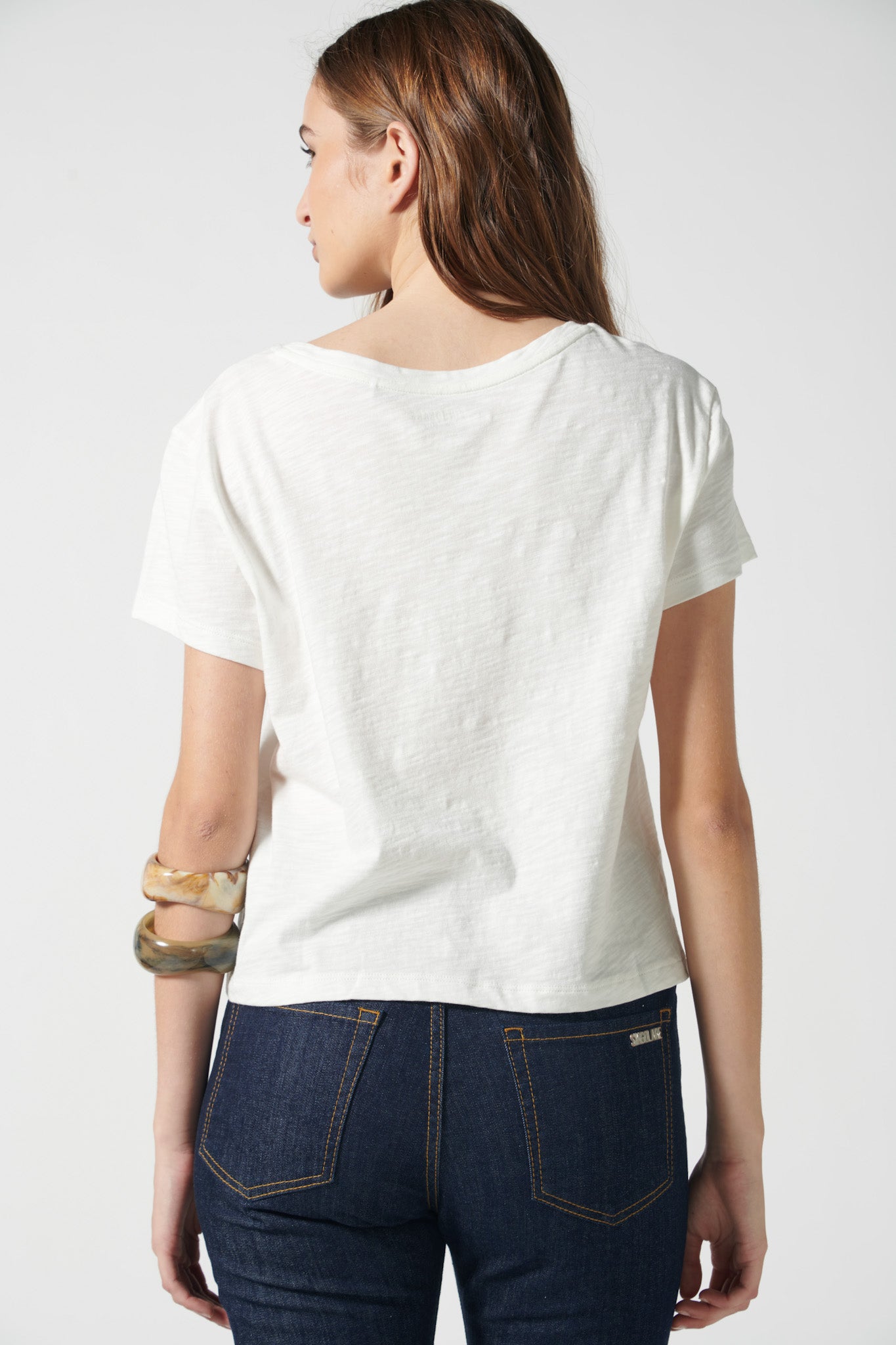 Blusa blanca Francesca de EV-2026-504, estilo casual con cuello redondo y manga larga, en tela ligera y cómoda.