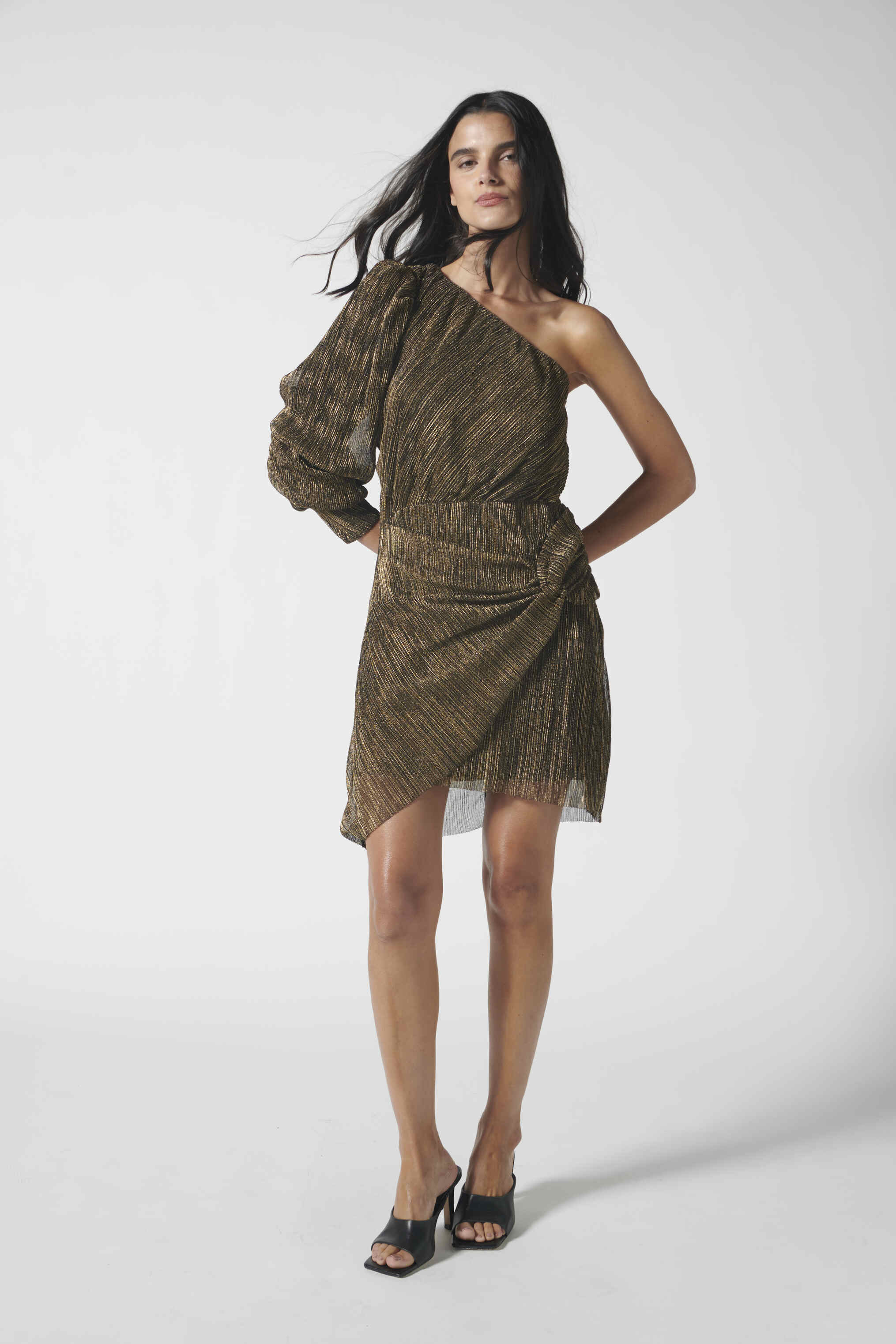 Vestido Odette de la marca FI-2024-700, vestido elegante con detalles en la parte superior y falda fluida en color suave.
