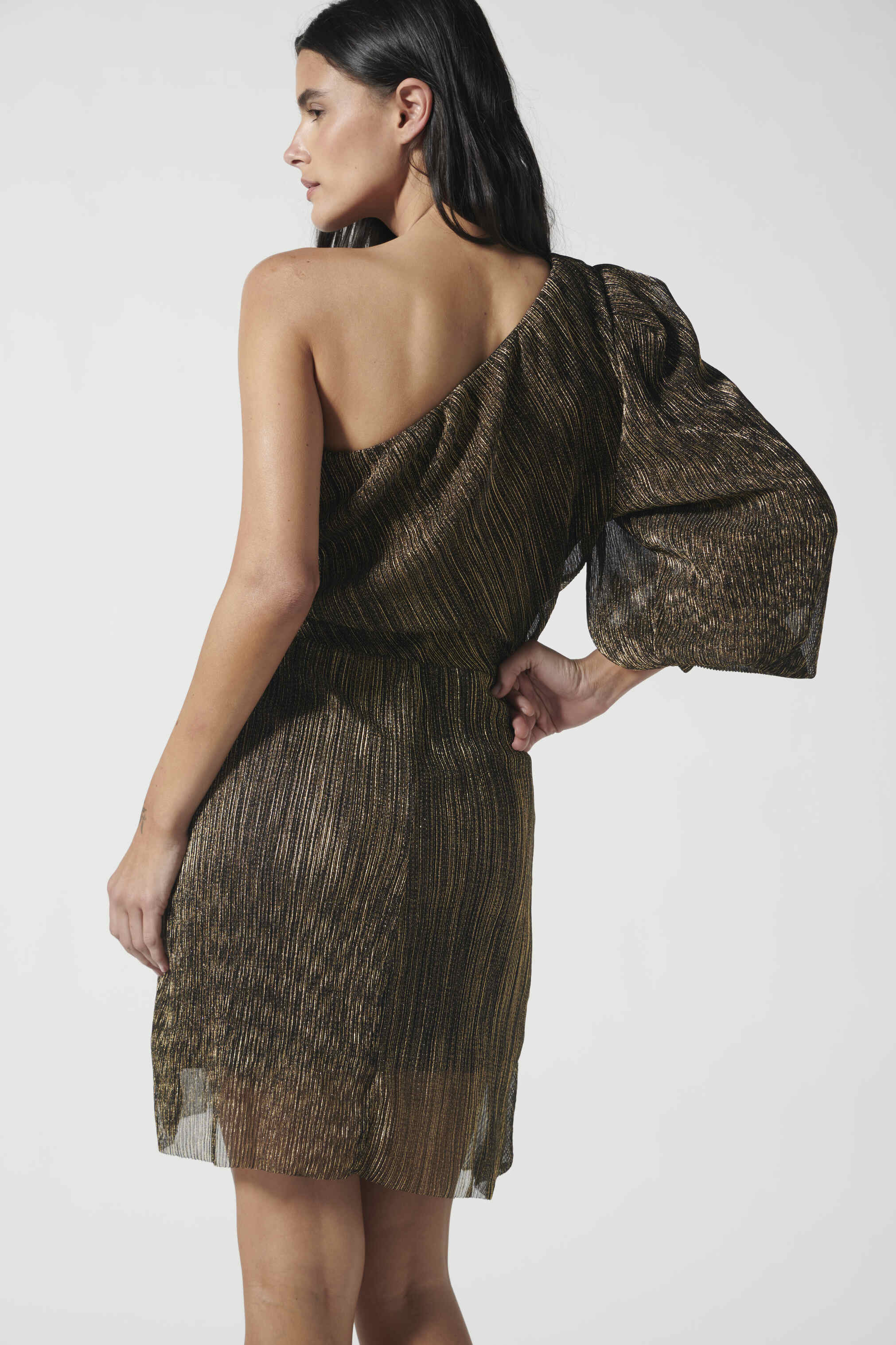 Vestido Odette de la marca FI-2024-700, vestido elegante con detalles en tela y corte femenino, en color suave.