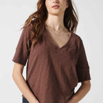 Polera Cassie en color chocolate de la marca EV-2026-501, blusa de manga larga y estilo casual, vista frontal en la imagen.