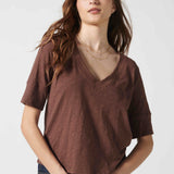 Polera Cassie en color chocolate de la marca EV-2026-501, blusa de manga larga y estilo casual, vista frontal en la imagen.