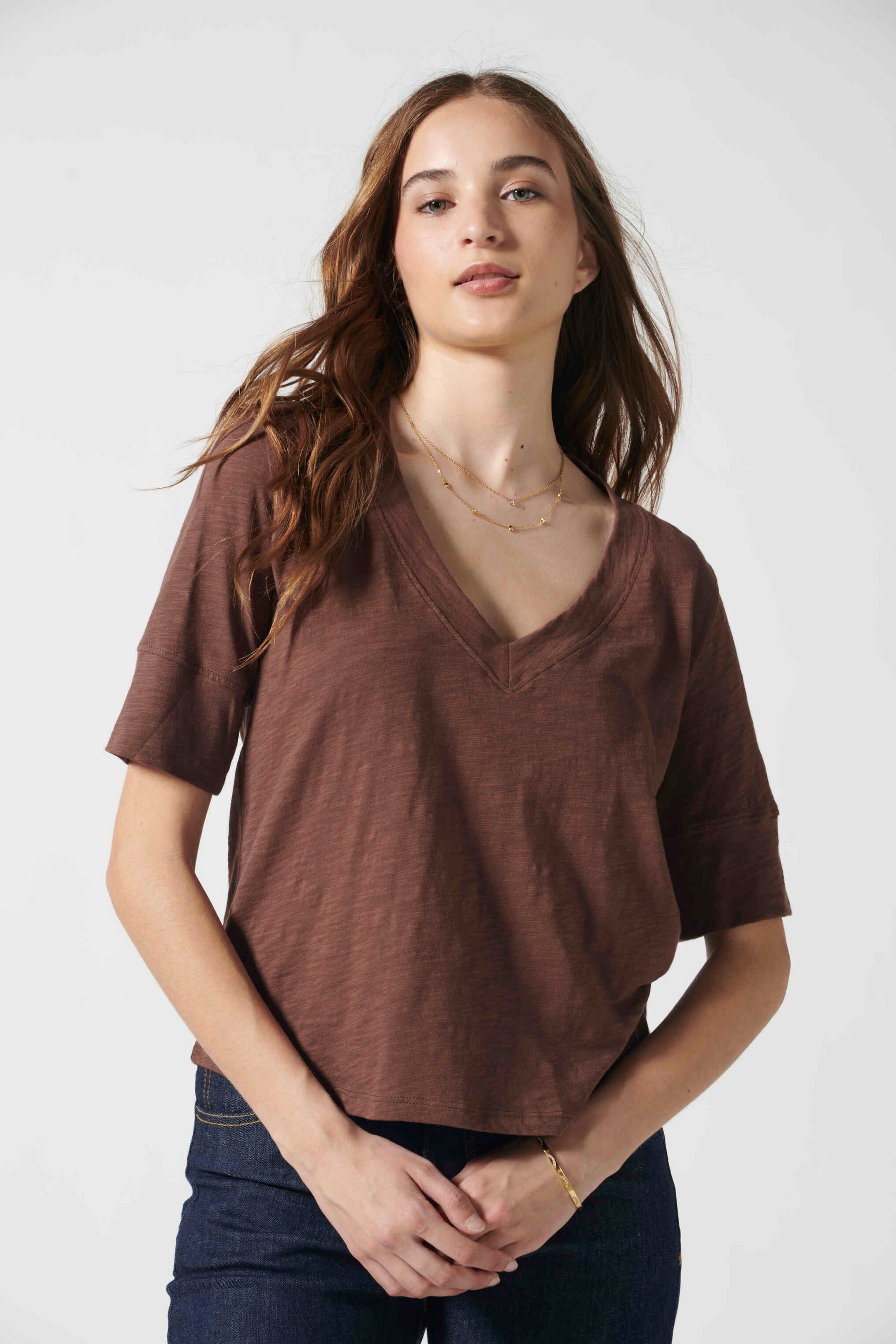 Polera Cassie en color chocolate de la marca EV-2026-501, blusa de manga larga y estilo casual, vista frontal en la imagen.