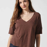 Polera Cassie en color chocolate de la marca EV-2026-501, blusa casual de manga larga y cuello redondo, vista frontal.