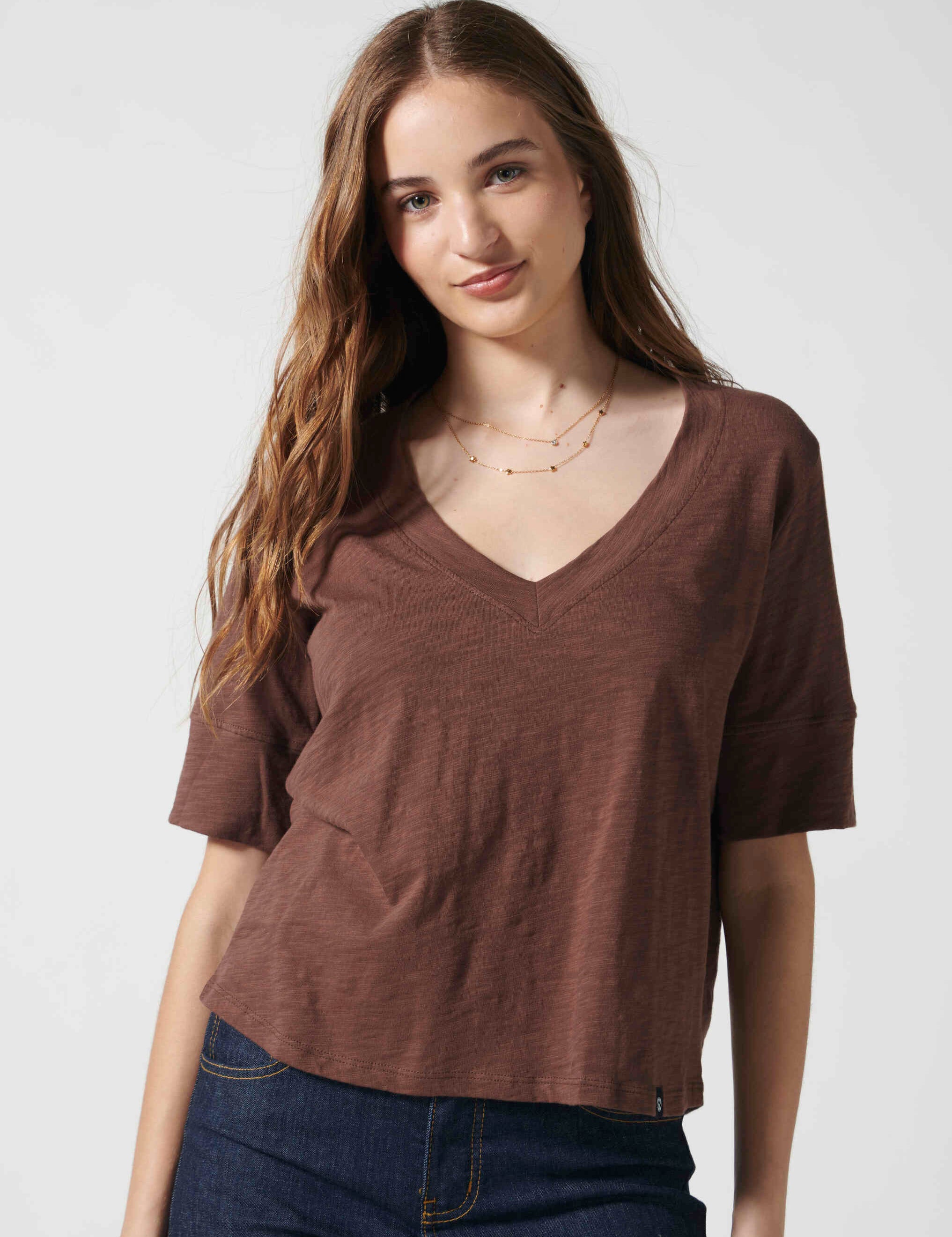 Polera Cassie en color chocolate de la marca EV-2026-501, blusa casual de manga larga y cuello redondo, vista frontal.