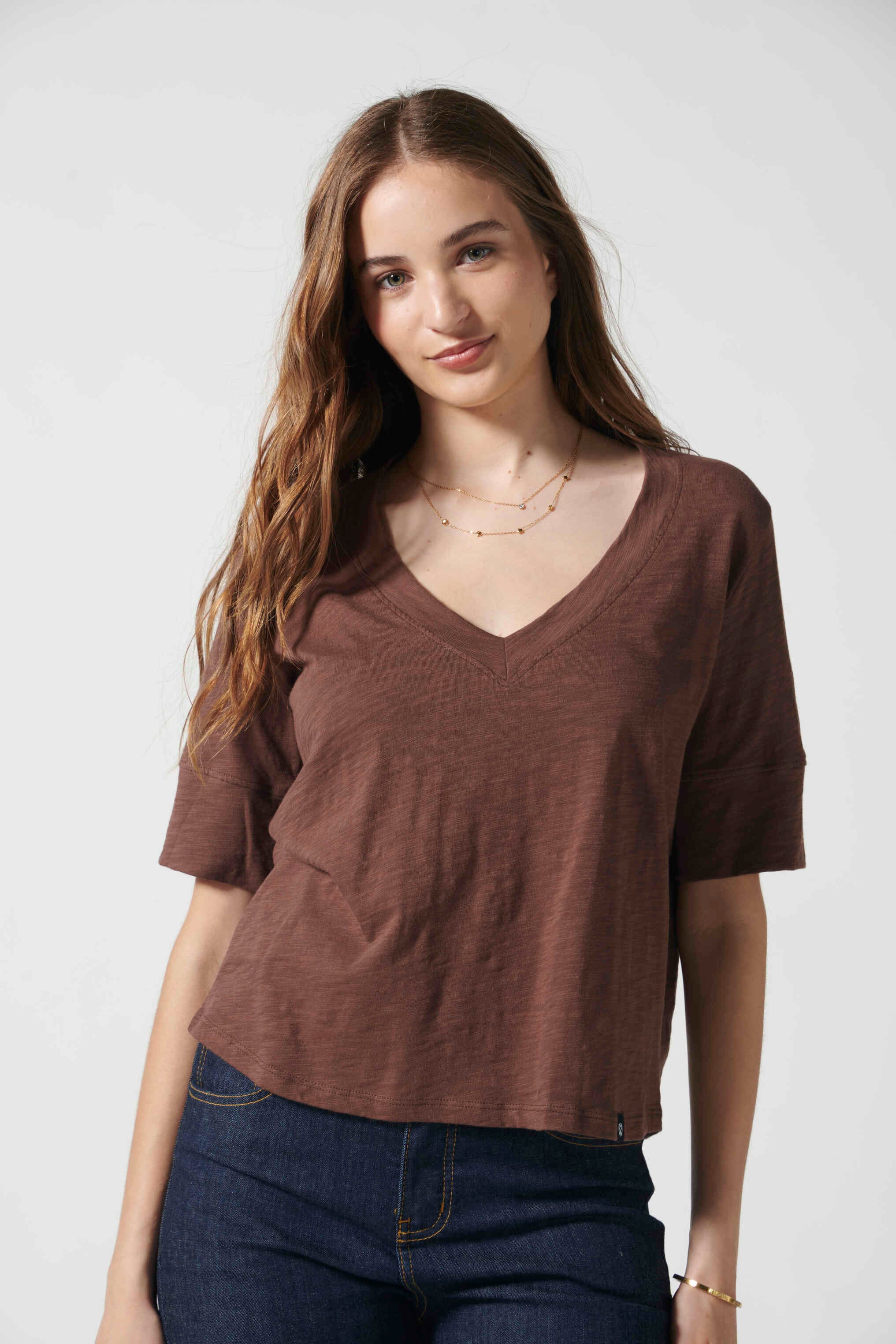 Polera Cassie en color chocolate de la marca EV-2026-501, blusa casual de manga larga y cuello redondo, vista frontal.
