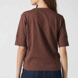 Polera Cassie en color chocolate de la marca EV-2026-501, blusa de moda para mujer, vista frontal y detalles de tela.